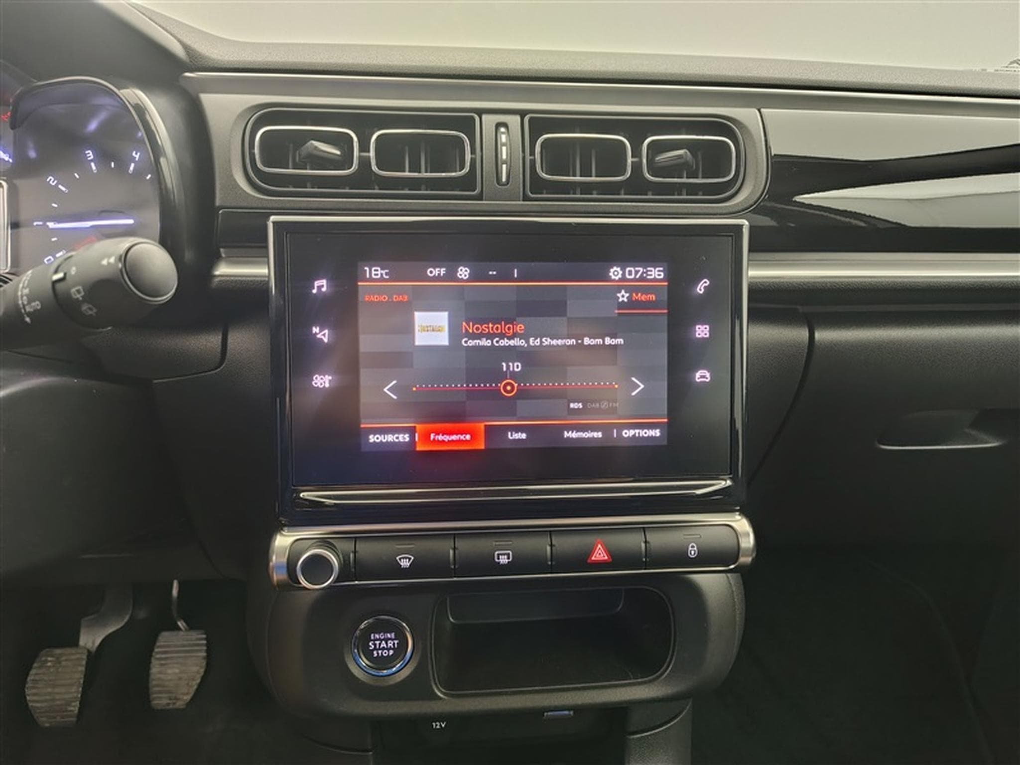 Citroen C3 1.2i PureTech Shine CARPLAY / FULL LED / JA 16" (2023) - Photo 11