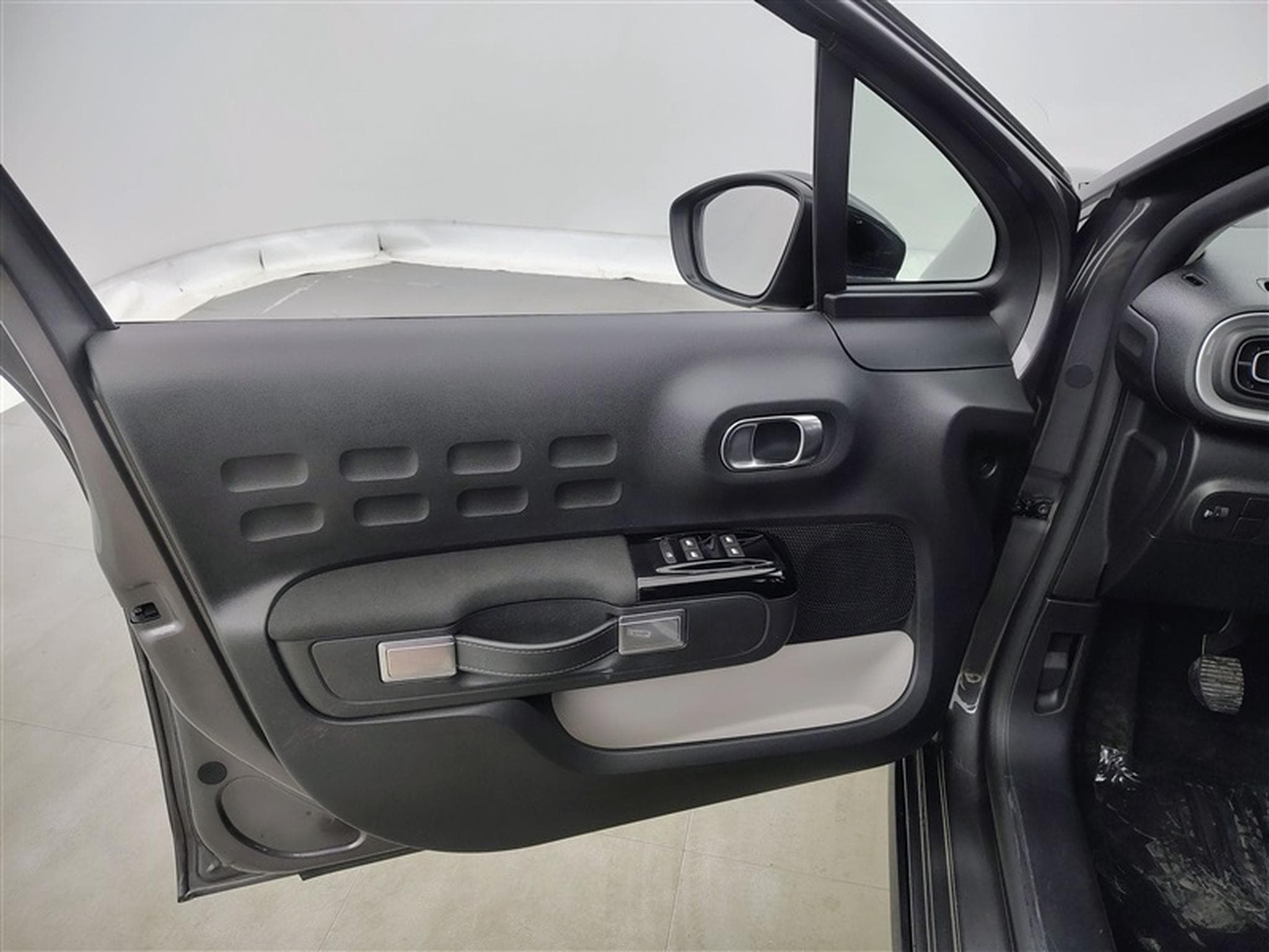 Citroen C3 1.2i PureTech Shine CARPLAY / FULL LED / JA 16" (2023) - Photo 16