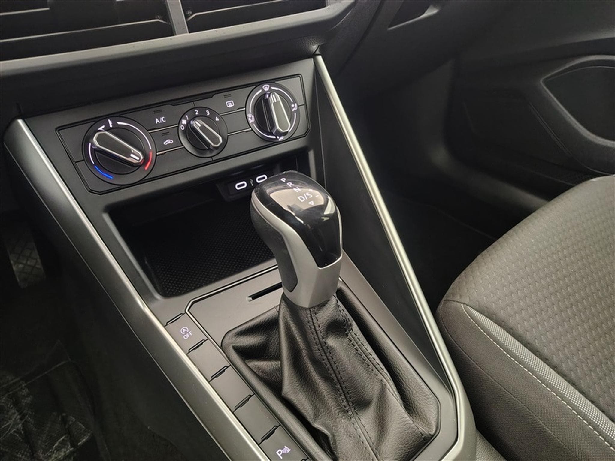 VW Polo 1.0 TSI 95Cv DSG Urban CARPLAY / CAMERA / PDC / ALU (2024) - Photo 12
