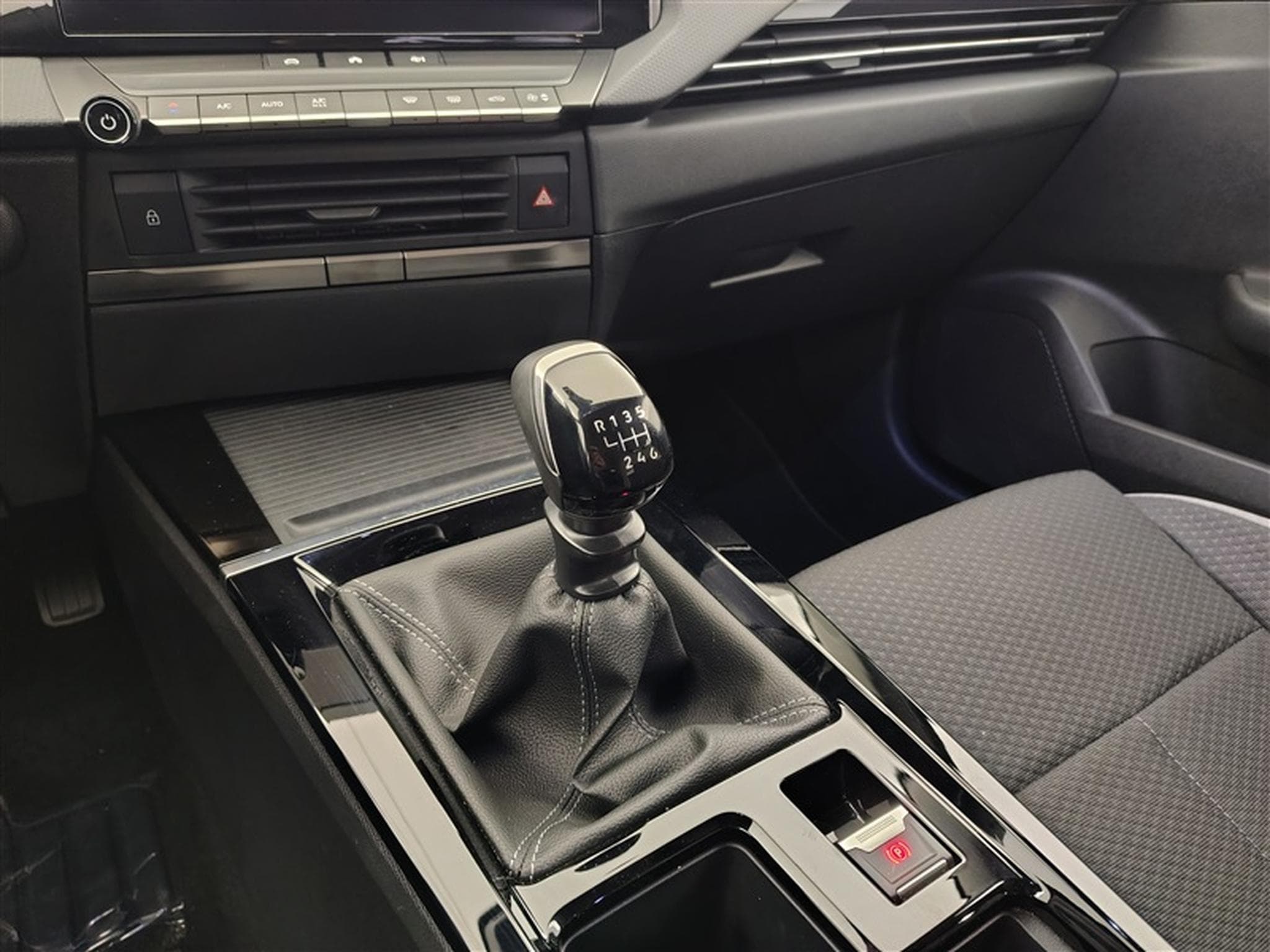 Opel Astra Sports Tourer 1.2 Turbo Edition NAVI / FULL LED / CARPLAY (2024) - Photo 12
