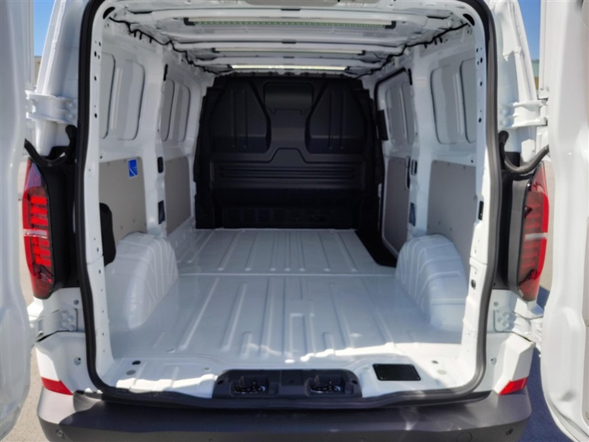 VW T7 2.0 TDI 110cv 3100mm 3pl. CARPLAY / FULL LED / CAMERA (2026) - Photo 15