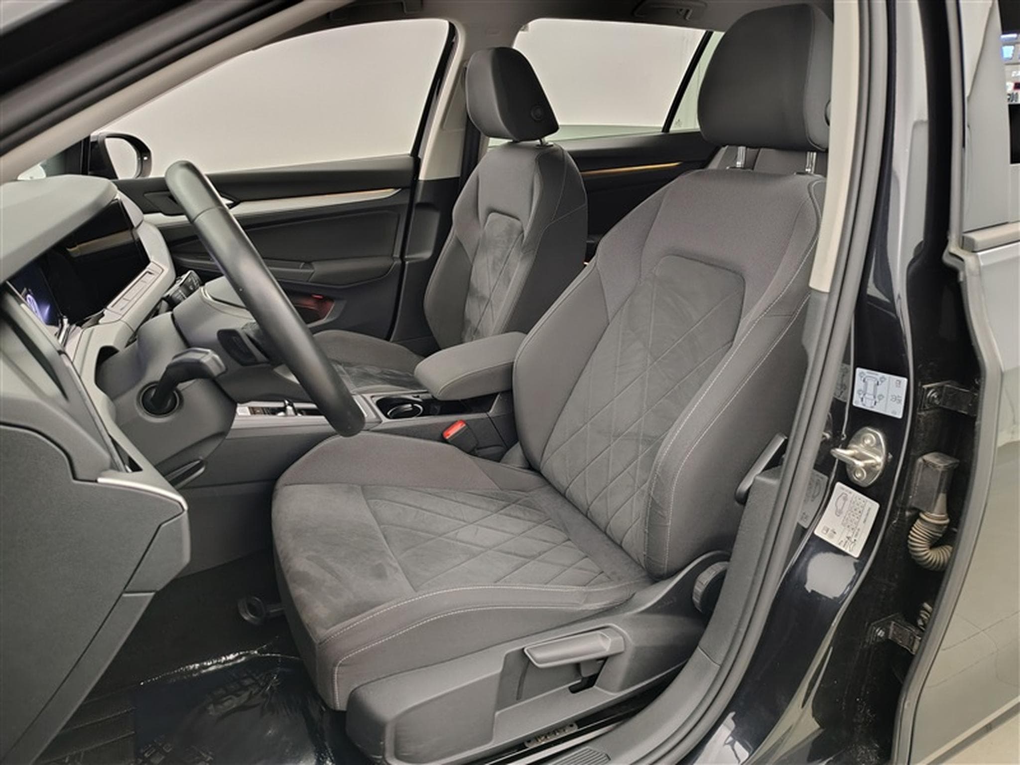 VW Golf 1.0 eTSI 110cv DSG Business NAVI / FULL LED / ALCANTARA (2022) - Photo 7
