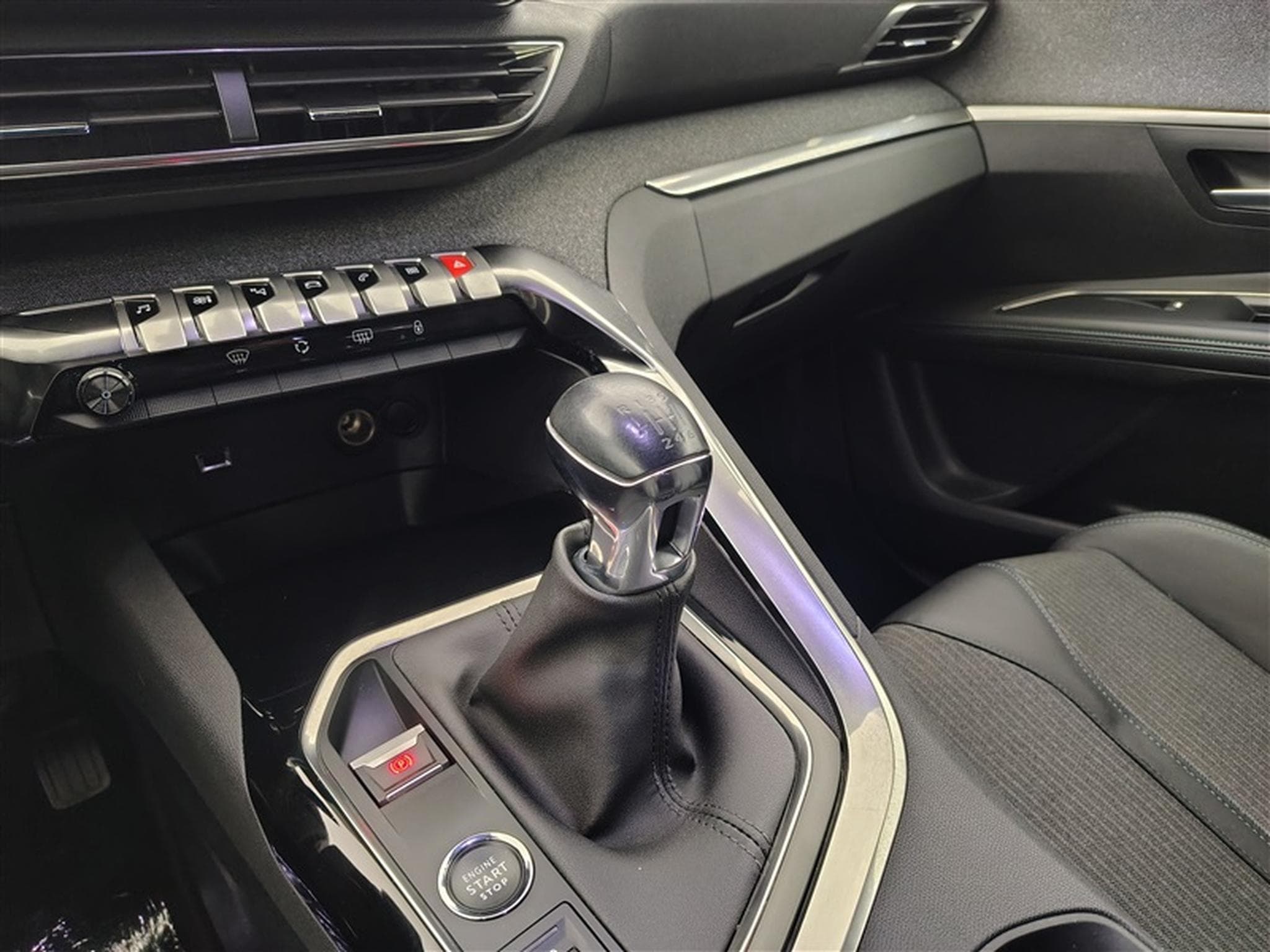 Peugeot 5008 1.2 PureTech Allure Pack 7PL NAVI / S-CUIR / FULL LED (2023) - Photo 12