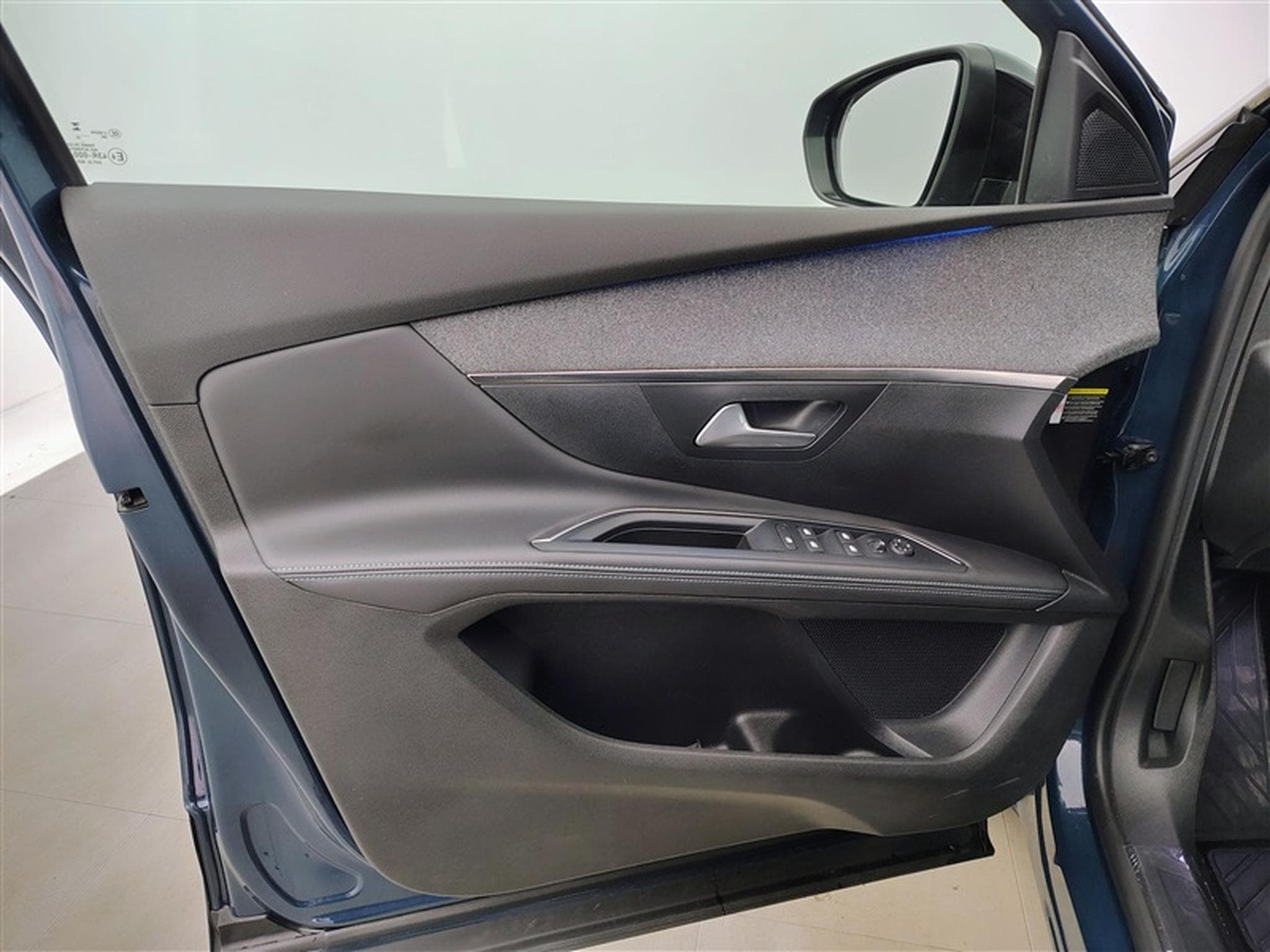 Peugeot 5008 1.2 PureTech Allure Pack 7PL NAVI / S-CUIR / FULL LED (2023) - Photo 17