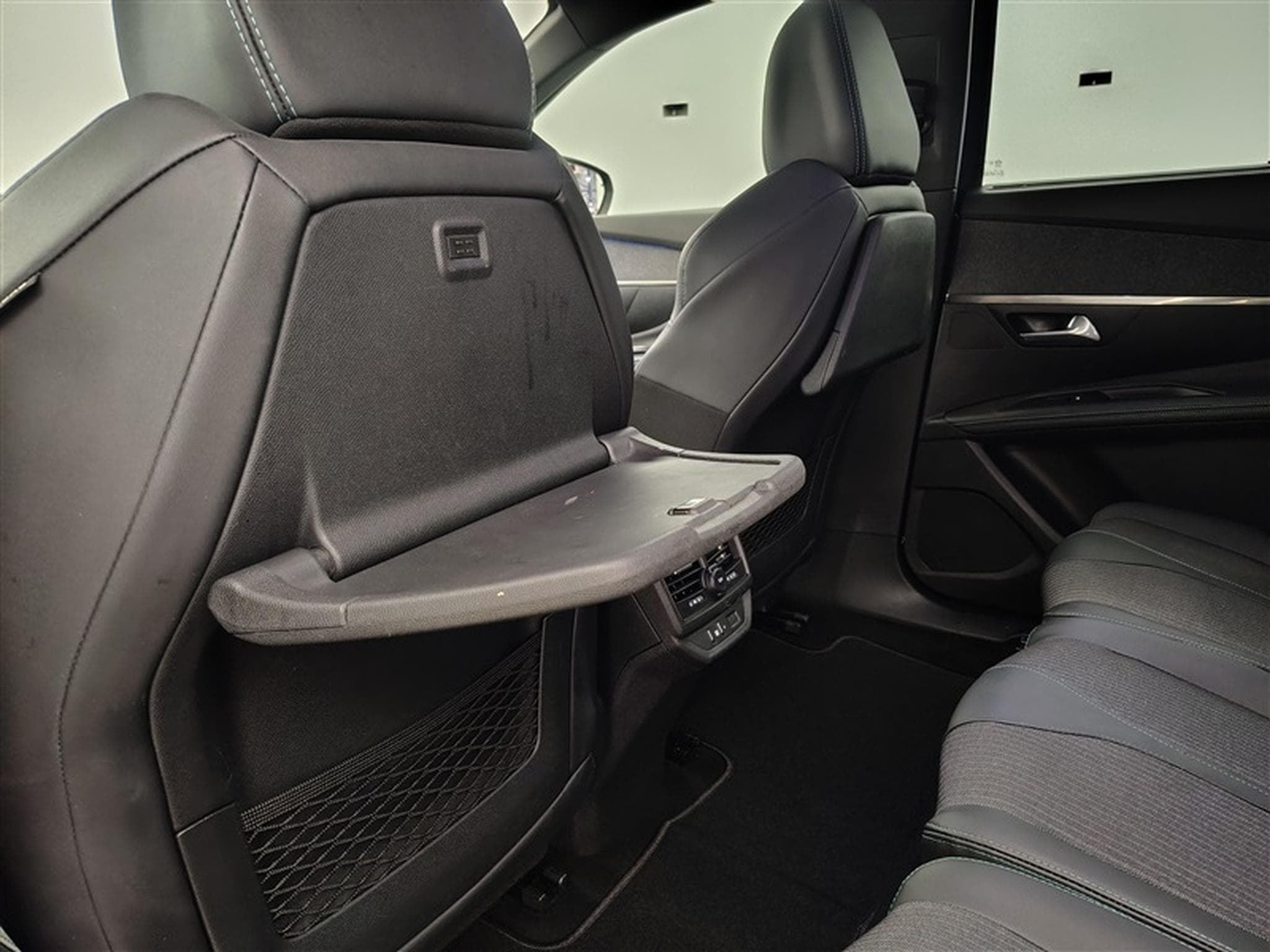 Peugeot 5008 1.2 PureTech Allure Pack 7PL NAVI / S-CUIR / FULL LED (2023) - Photo 20