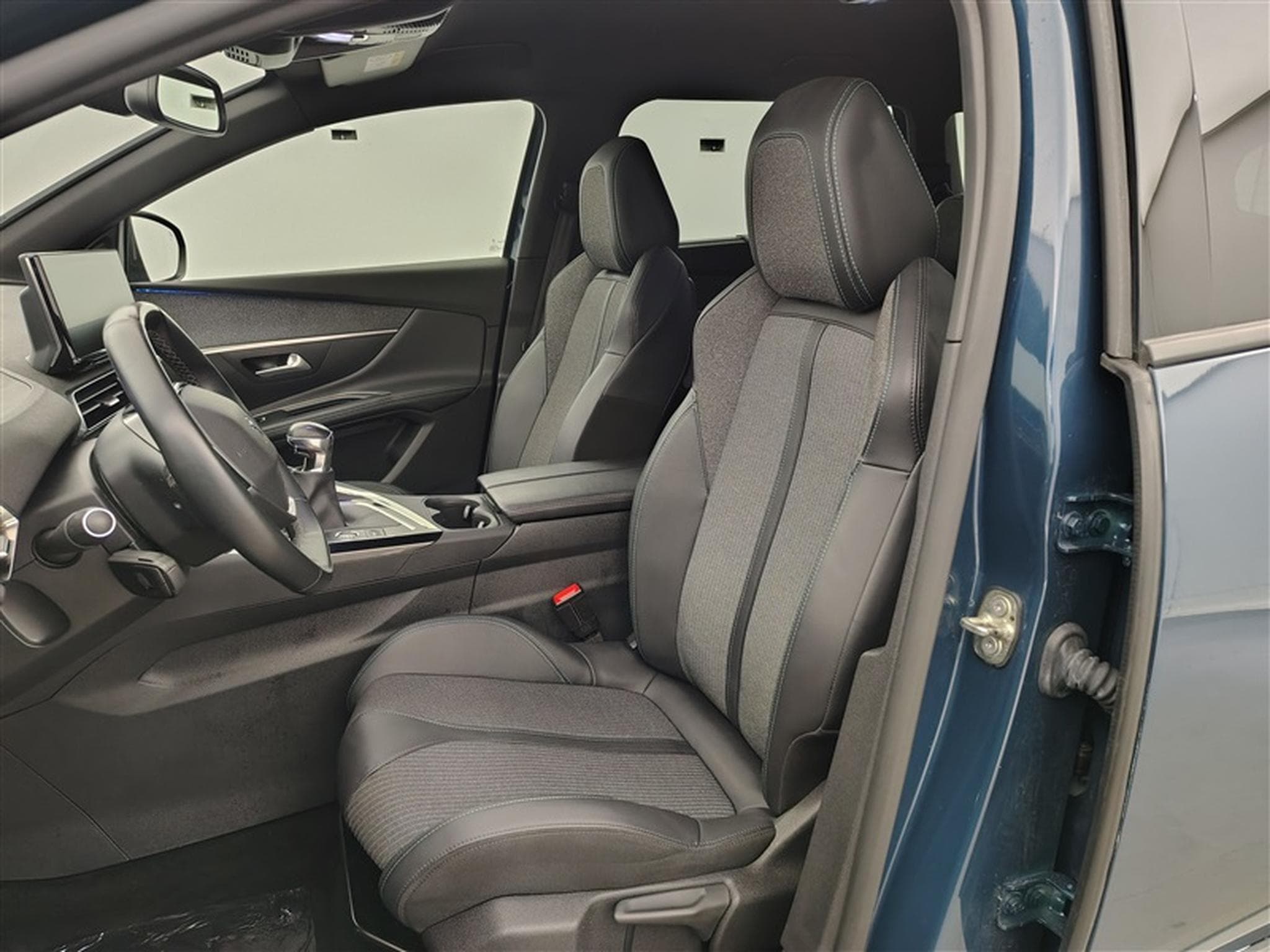 Peugeot 5008 1.2 PureTech Allure Pack 7PL NAVI / S-CUIR / FULL LED (2023) - Photo 7