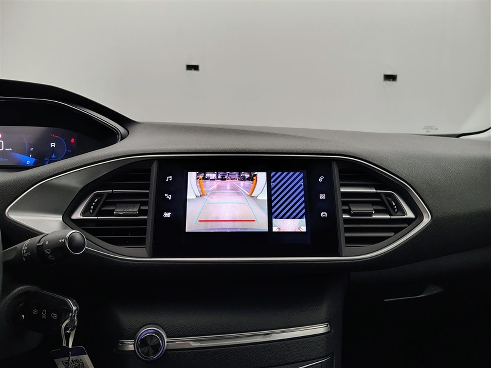 Peugeot 308 SW 1.5 BlueHDi Business Navi / PDC av+ar (2021) - Photo 18