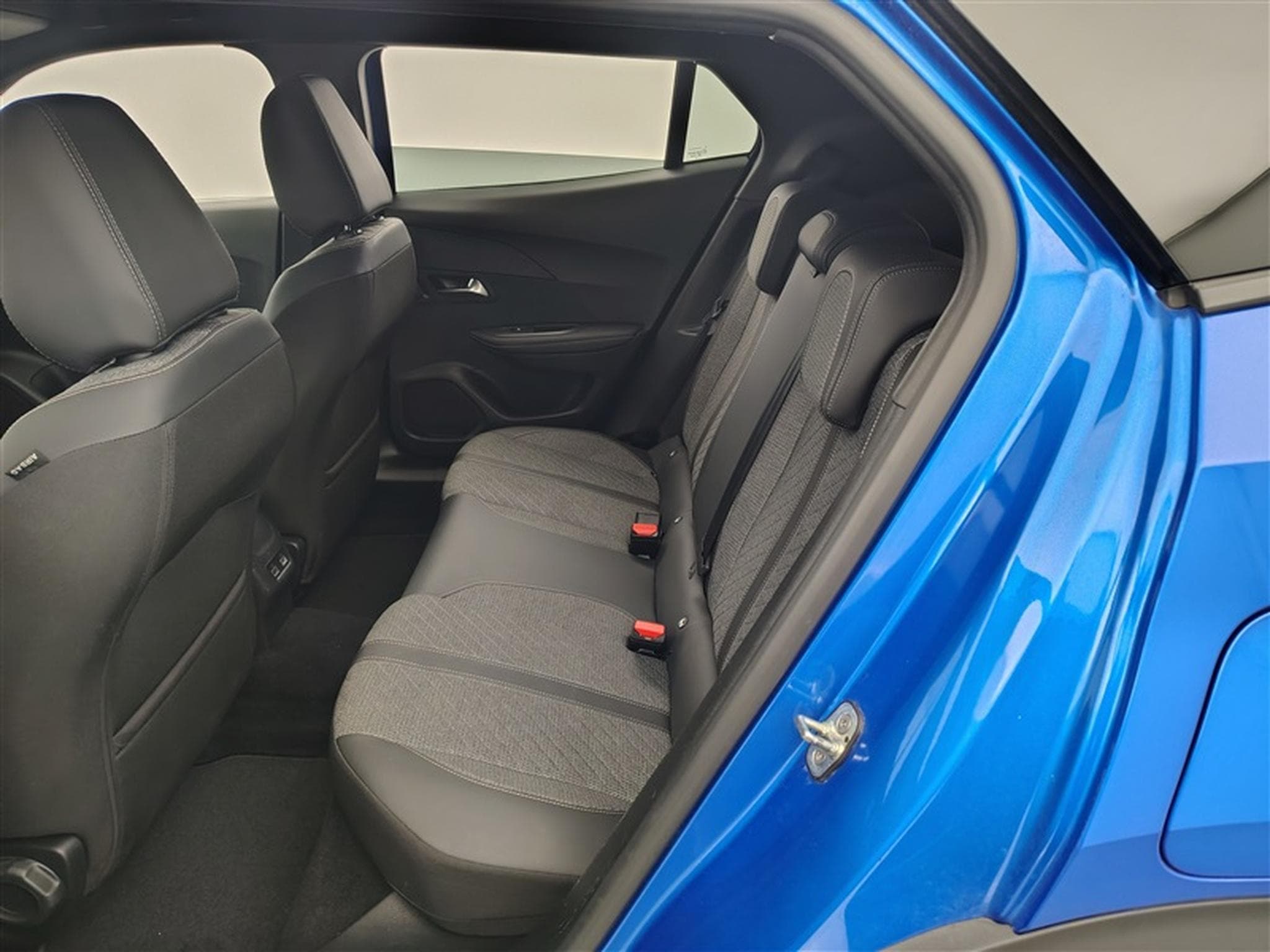 Peugeot 2008 1.2 PureTech Allure NAVI / FULL LED / CARPLAY / S-CUIR (2024) - Photo 13