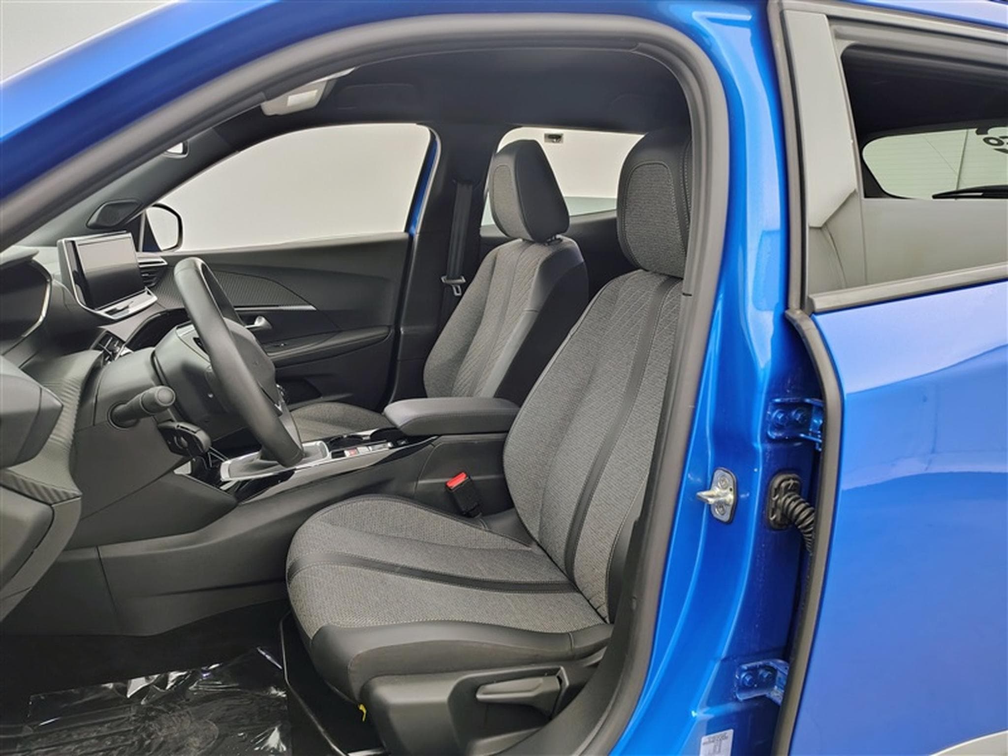 Peugeot 2008 1.2 PureTech Allure NAVI / FULL LED / CARPLAY / S-CUIR (2024) - Photo 7