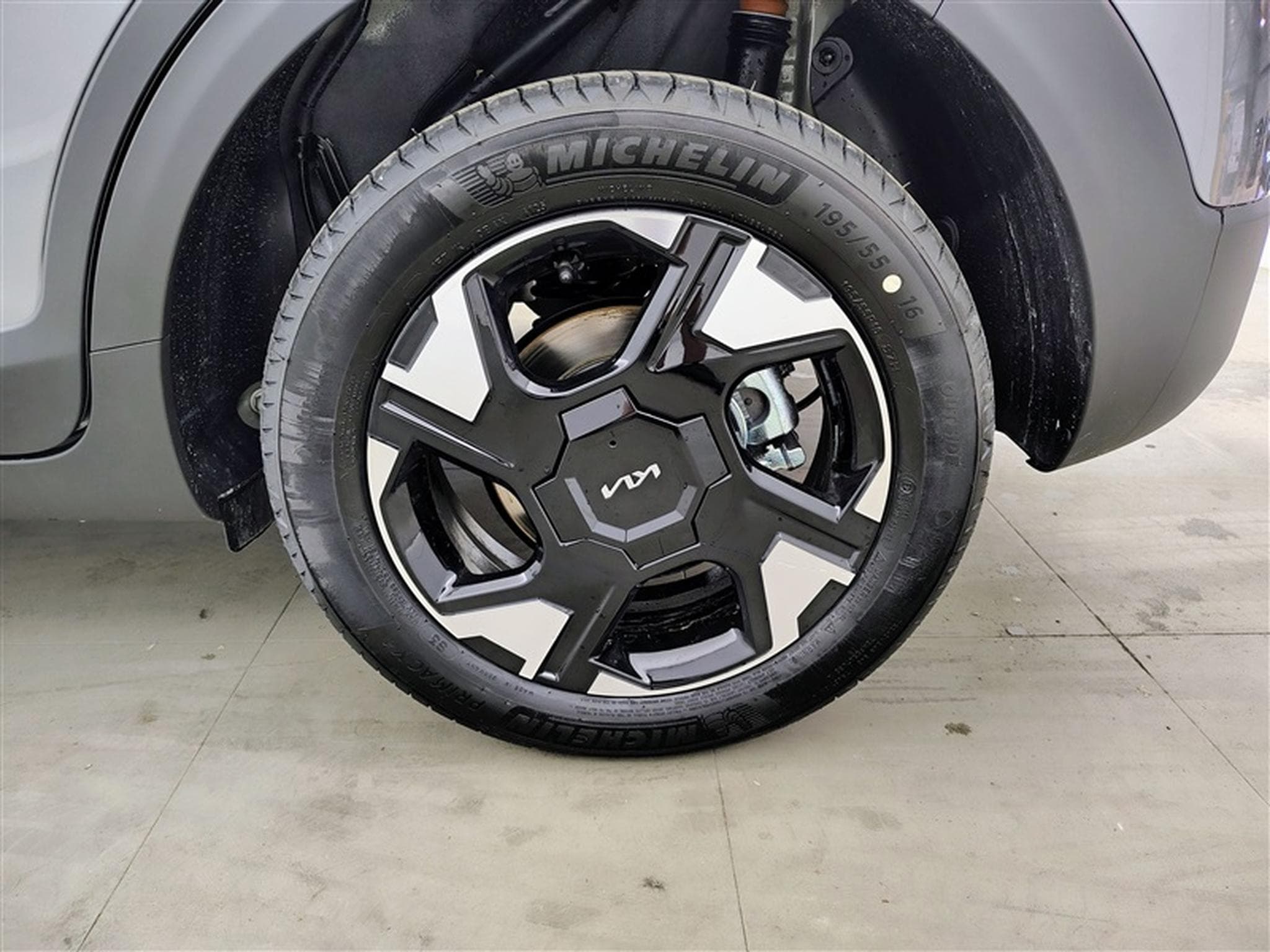 Kia Stonic 1.0 T-GDi DCT LX NAVI / FULL LED / CAMERA / JA 16" (2026) - Photo 6
