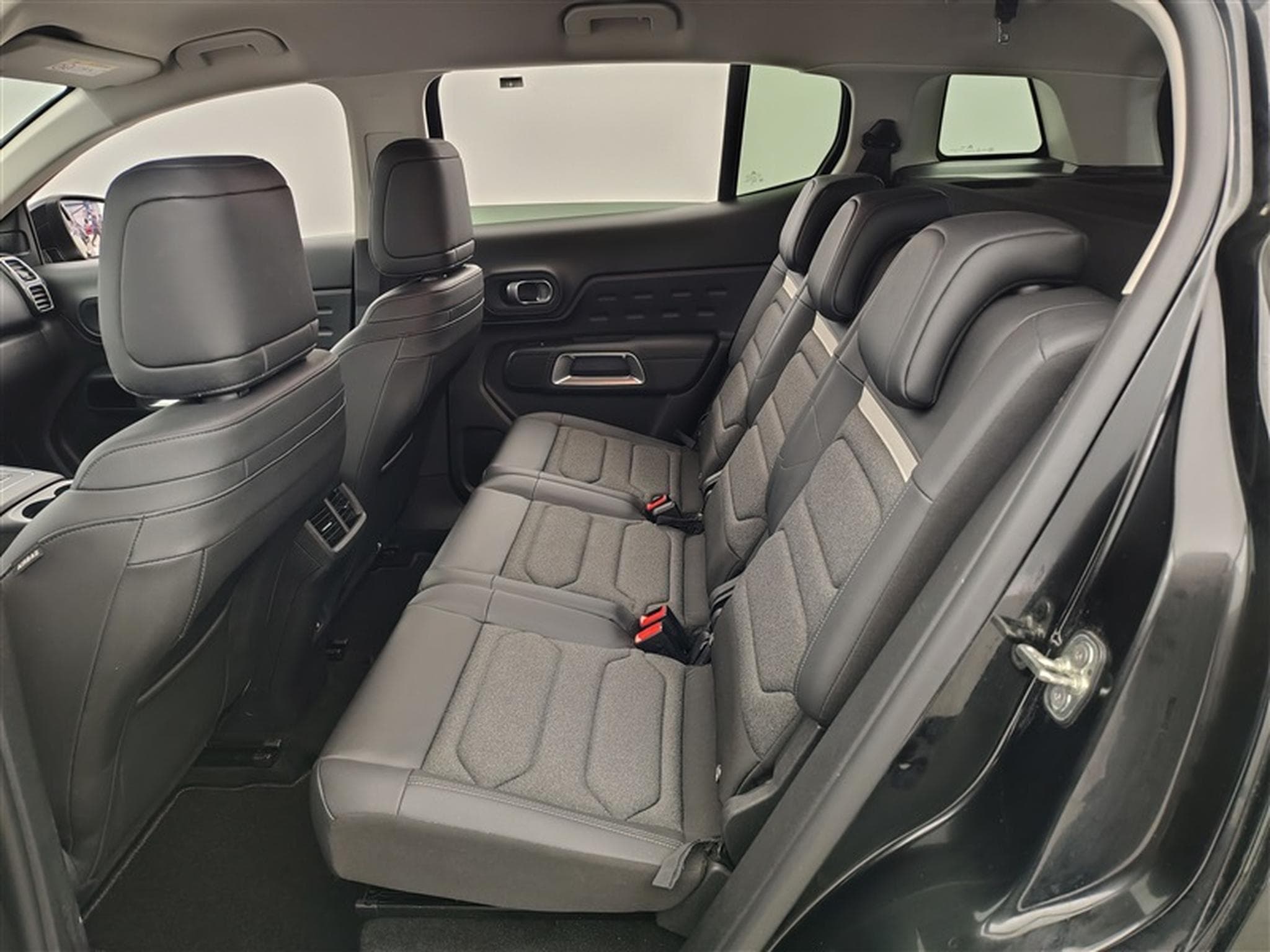 Citroen C5 Aircross 1.2 PureTech 130cv Plus NAVI / CARPLAY / CAMERA (2024) - Photo 13