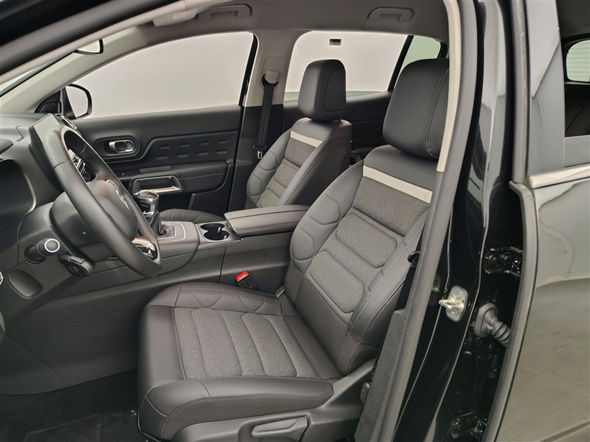 Citroen C5 Aircross 1.2 PureTech 130cv Plus NAVI / CARPLAY / CAMERA (2024) - Photo 7