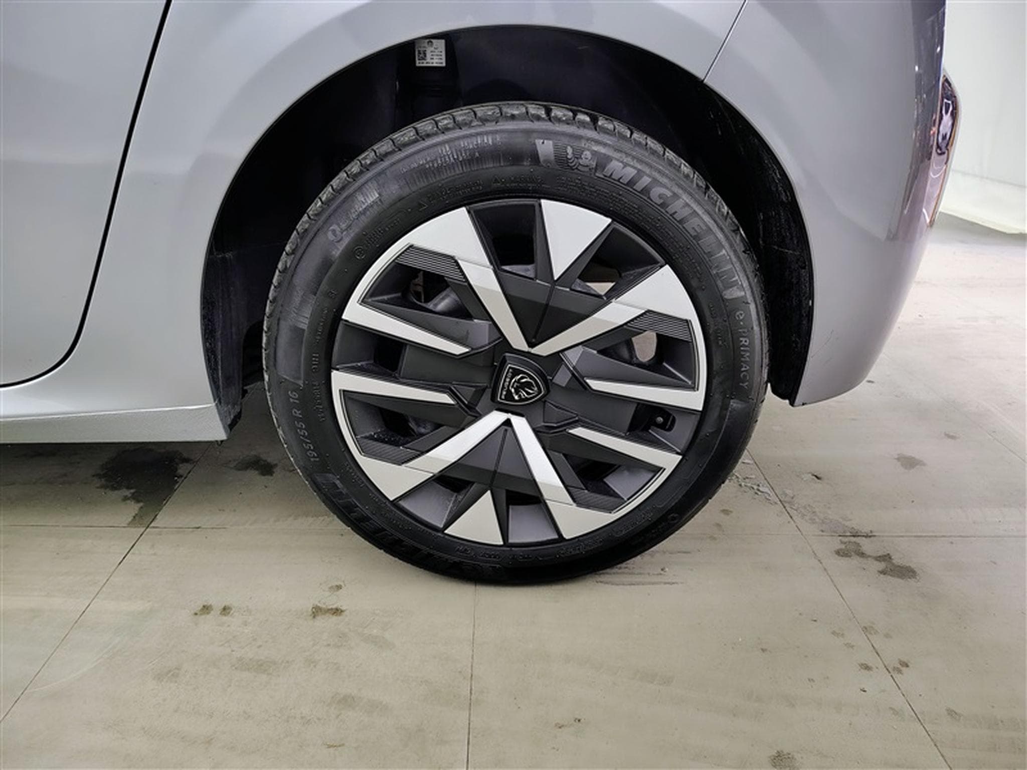 Peugeot 208 1.2i PureTech 100Cv Style (2025) - Photo 6
