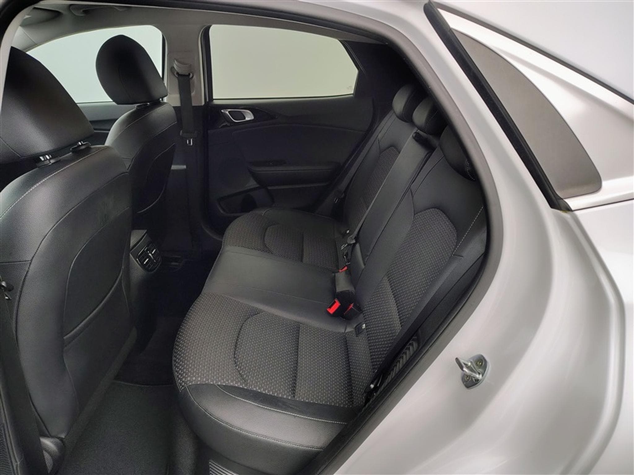 Kia XCeed PHEV 1.6 GDi Business Line DCT (2020) - Photo 13