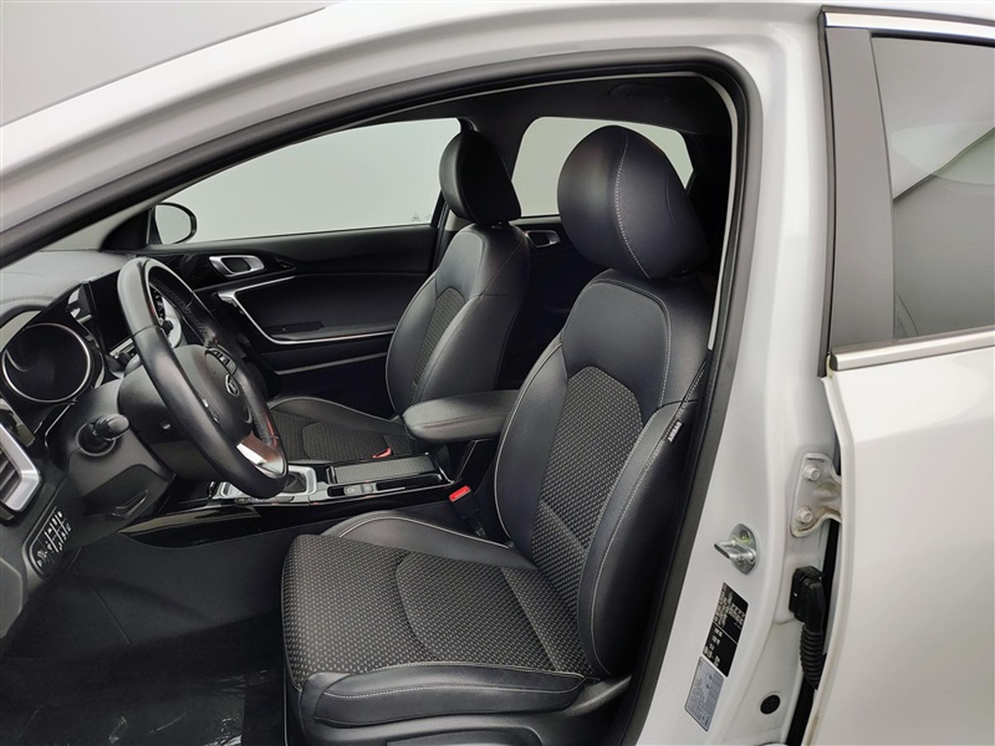Kia XCeed PHEV 1.6 GDi Business Line DCT (2020) - Photo 7