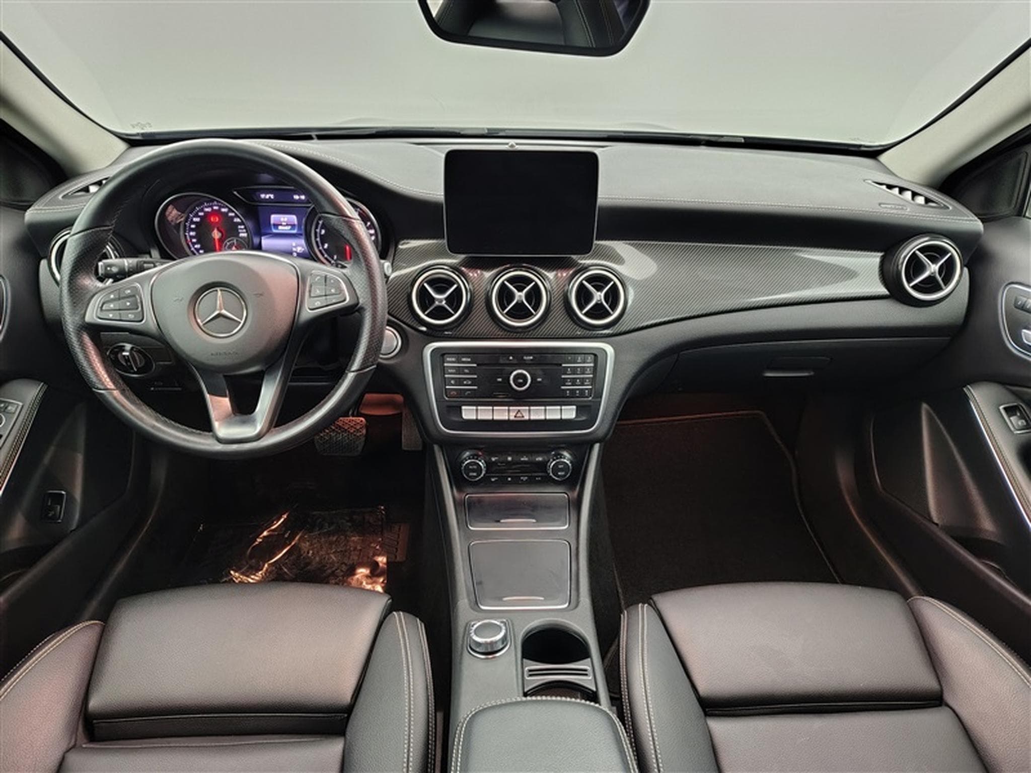 Mercedes GLA 180 GLA 180  *NAVI/CUIR/FULL LED/PDC AV-AR/S.CHAUFF* (2019) - Photo 8