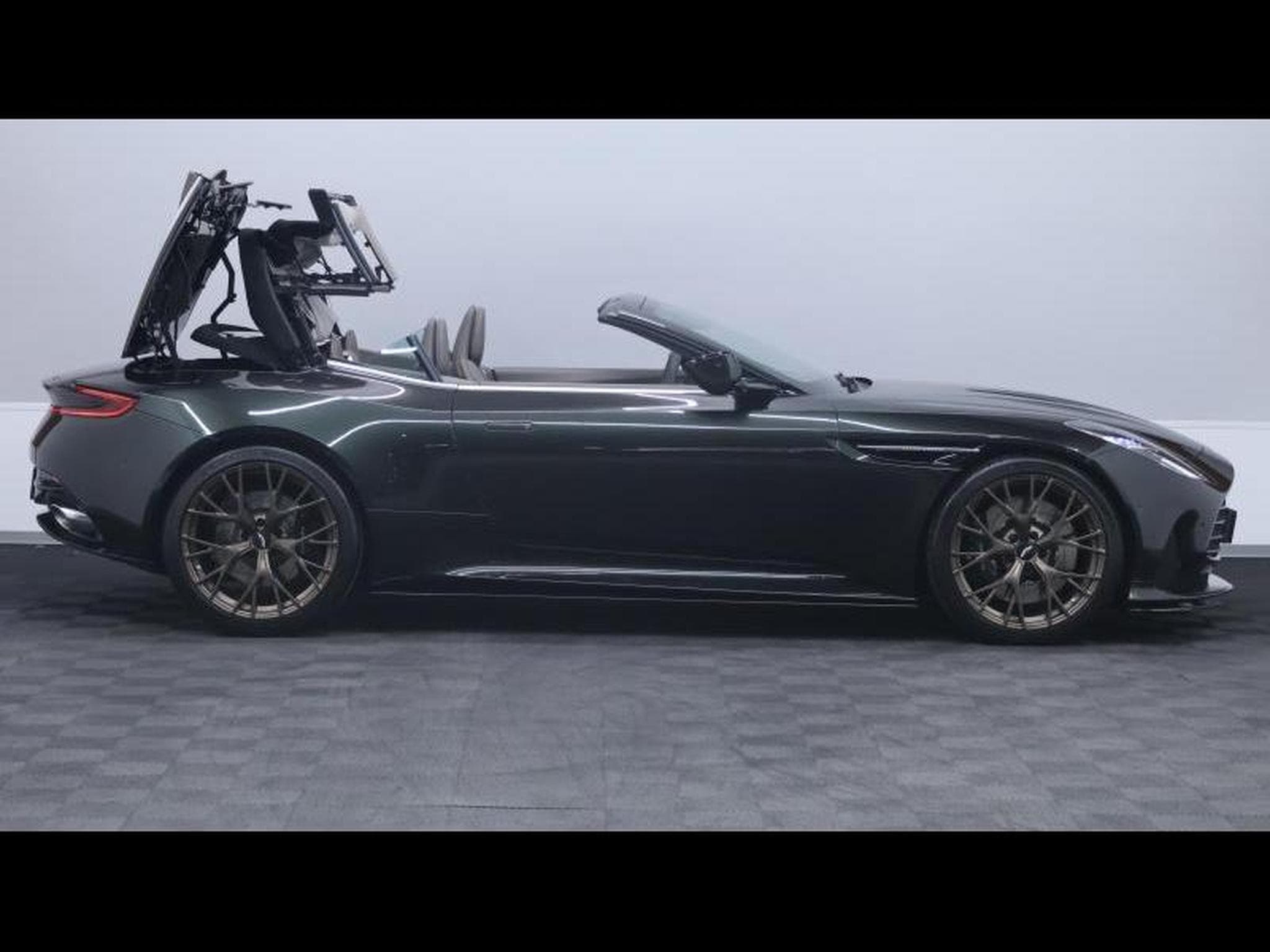 Aston-Martin DB12 V8 VOLANTE (2024) - Photo 10