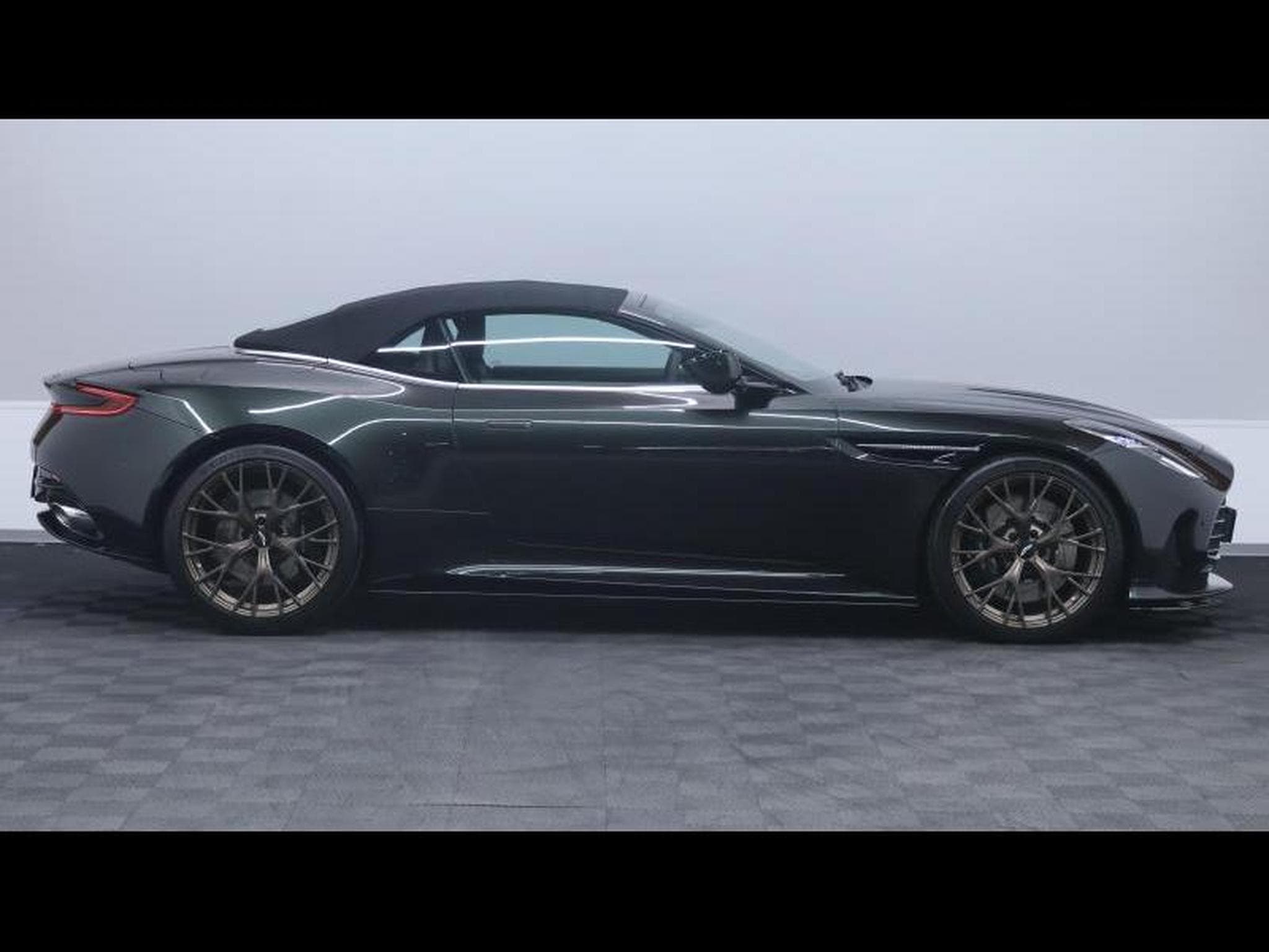 Aston-Martin DB12 V8 VOLANTE (2024) - Photo 11