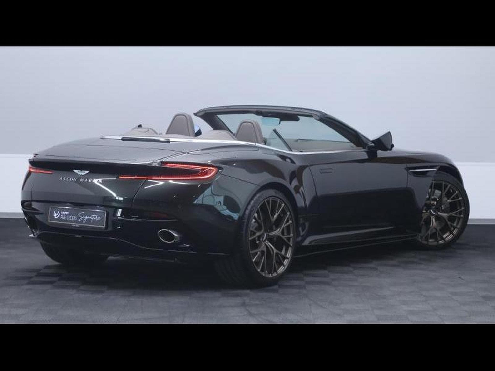Aston-Martin DB12 V8 VOLANTE (2024) - Photo 12