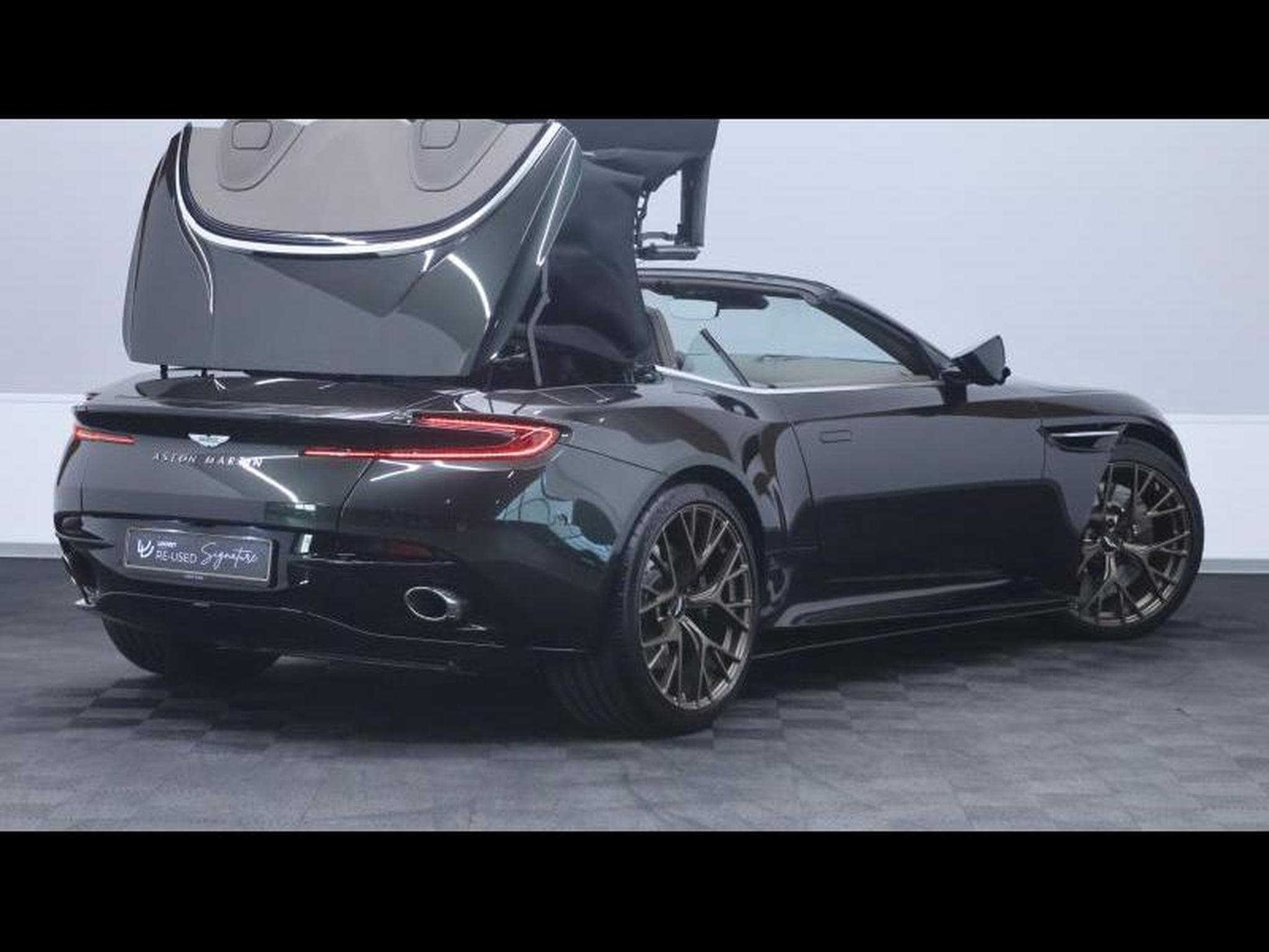 Aston-Martin DB12 V8 VOLANTE (2024) - Photo 13