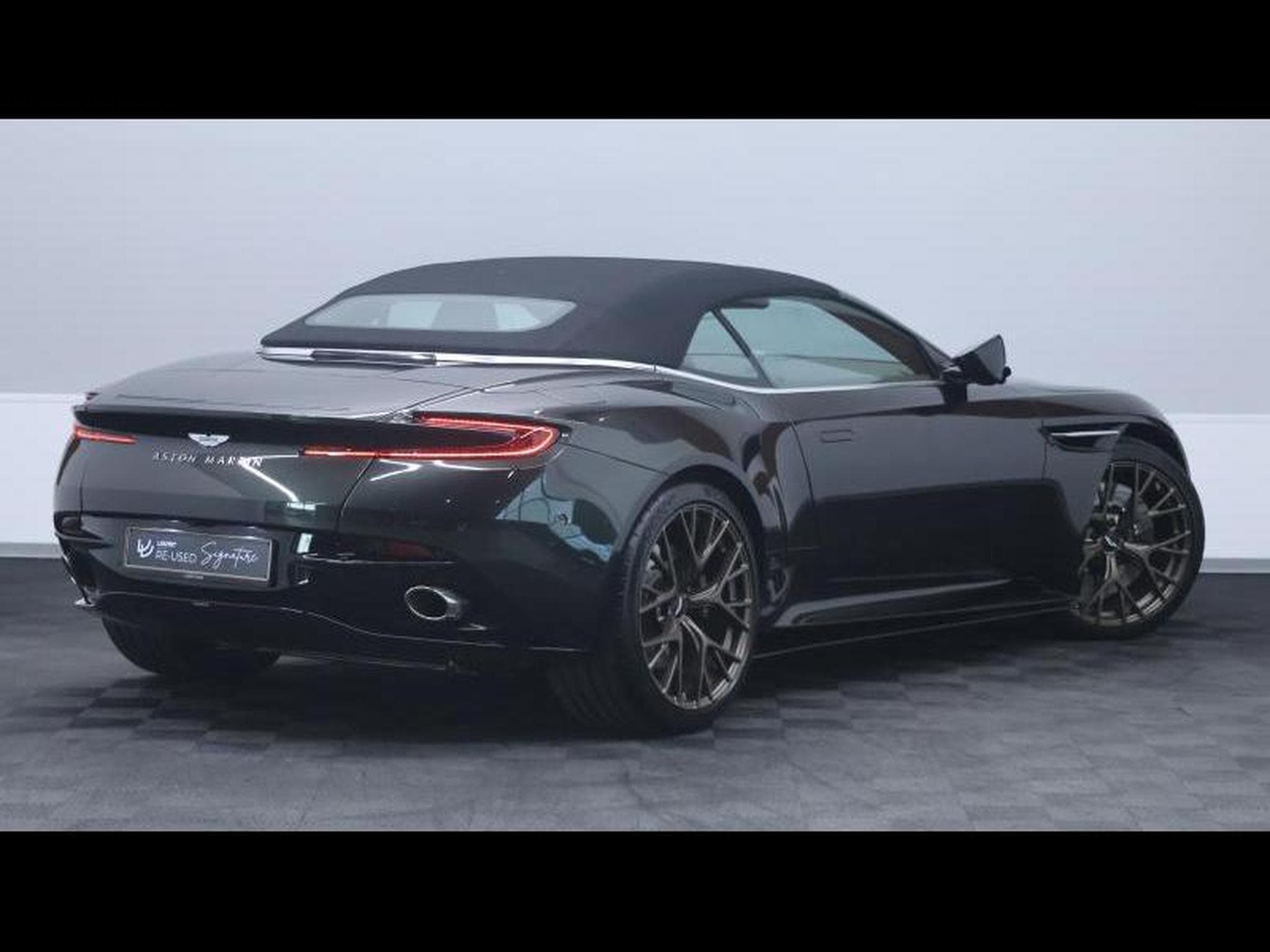 Aston-Martin DB12 V8 VOLANTE (2024) - Photo 14