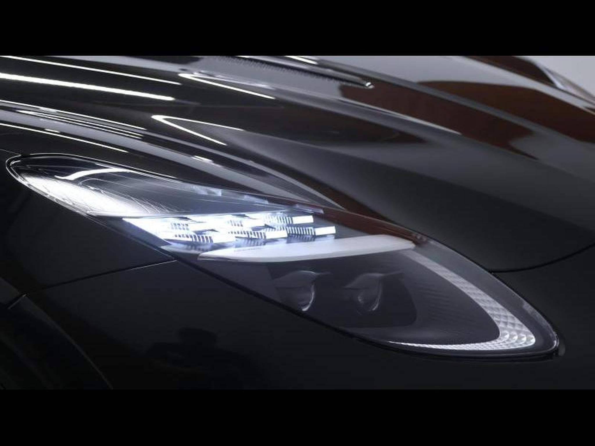 Aston-Martin DB12 V8 VOLANTE (2024) - Photo 18