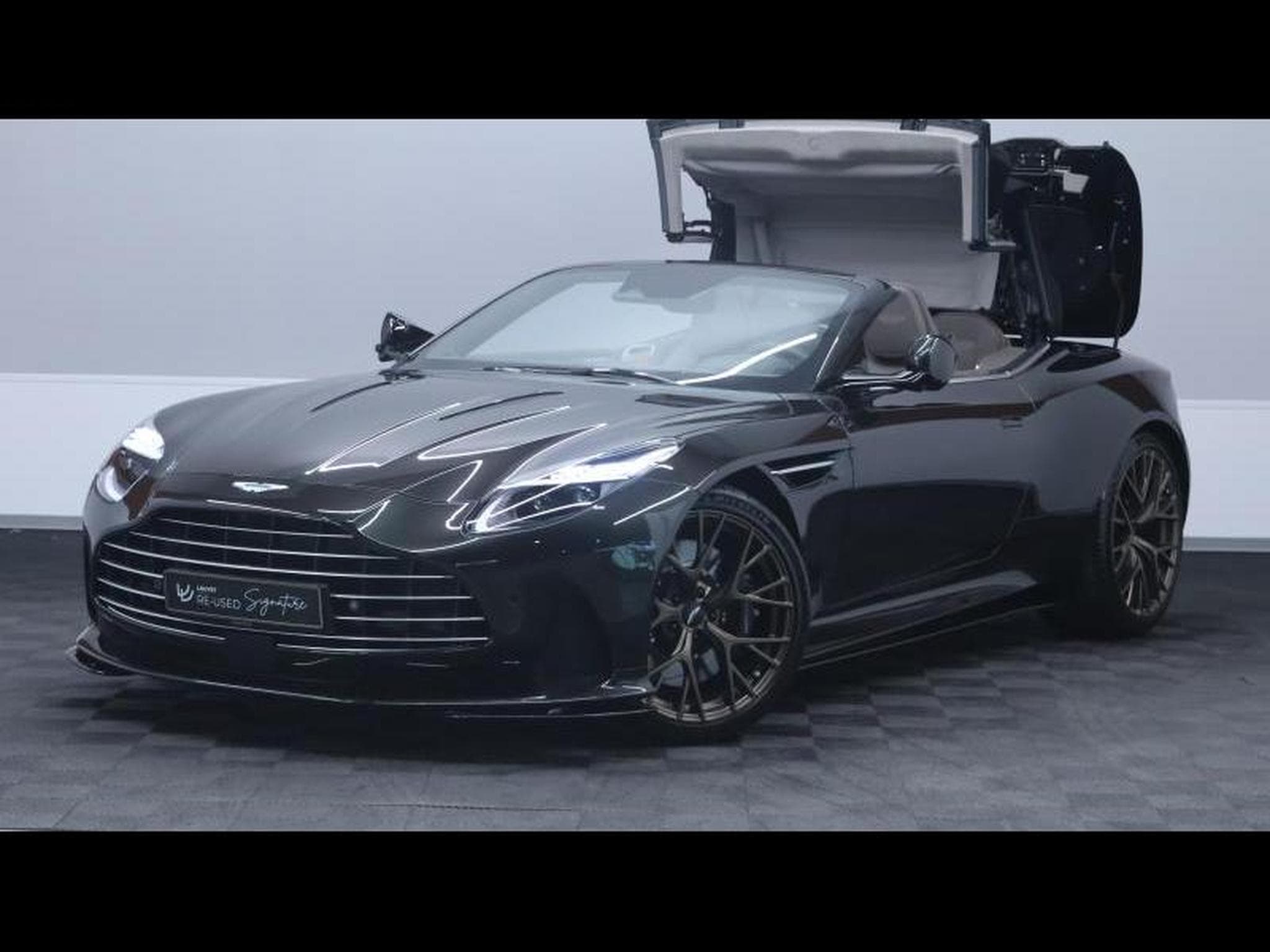 Aston-Martin DB12 V8 VOLANTE (2024) - Photo 2