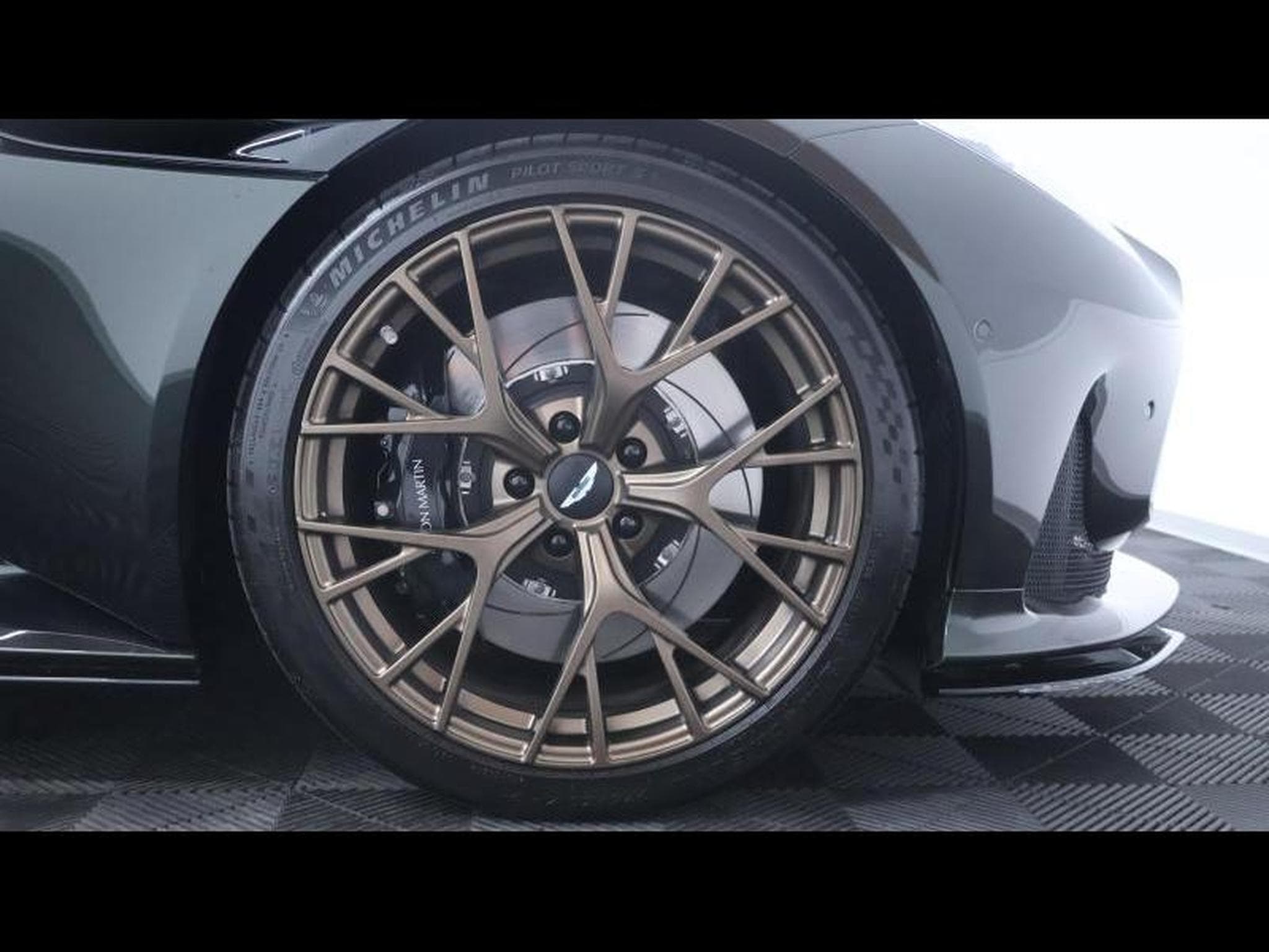 Aston-Martin DB12 V8 VOLANTE (2024) - Photo 20
