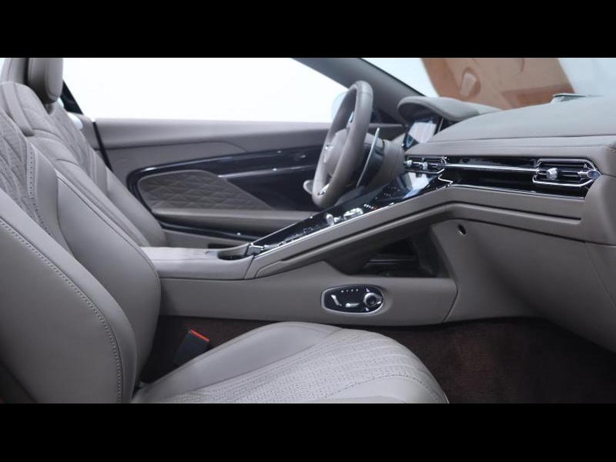 Aston-Martin DB12 V8 VOLANTE (2024) - Photo 21