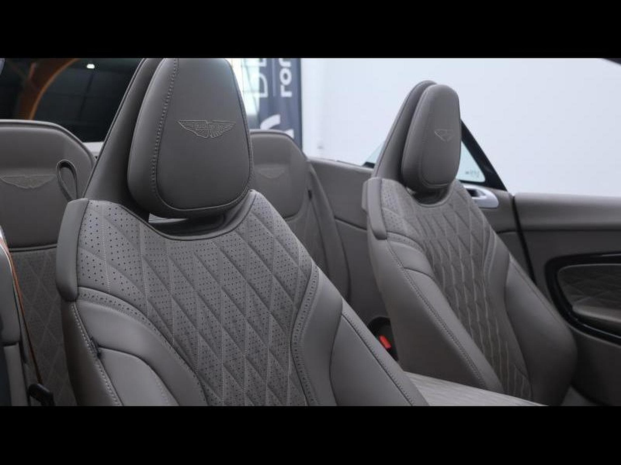Aston-Martin DB12 V8 VOLANTE (2024) - Photo 22