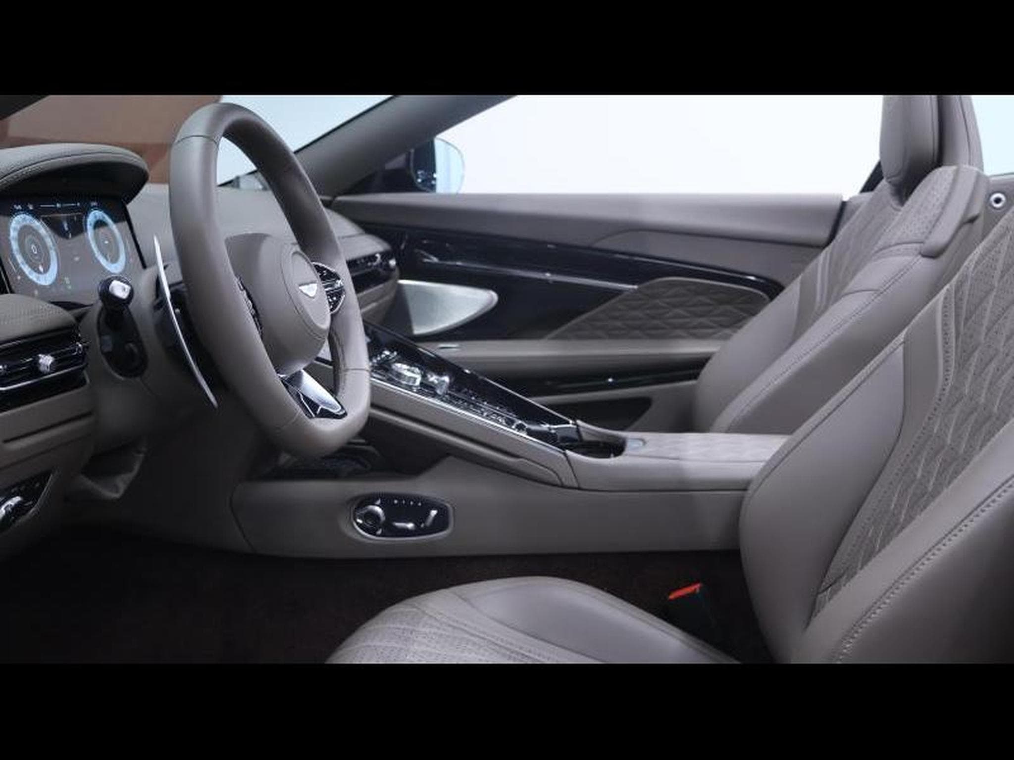 Aston-Martin DB12 V8 VOLANTE (2024) - Photo 24