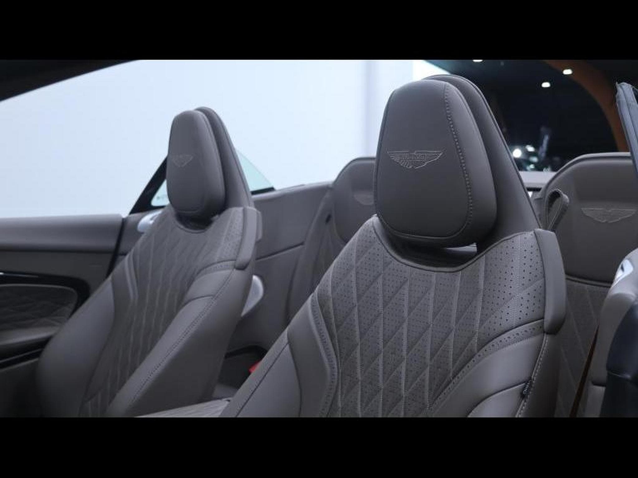 Aston-Martin DB12 V8 VOLANTE (2024) - Photo 25