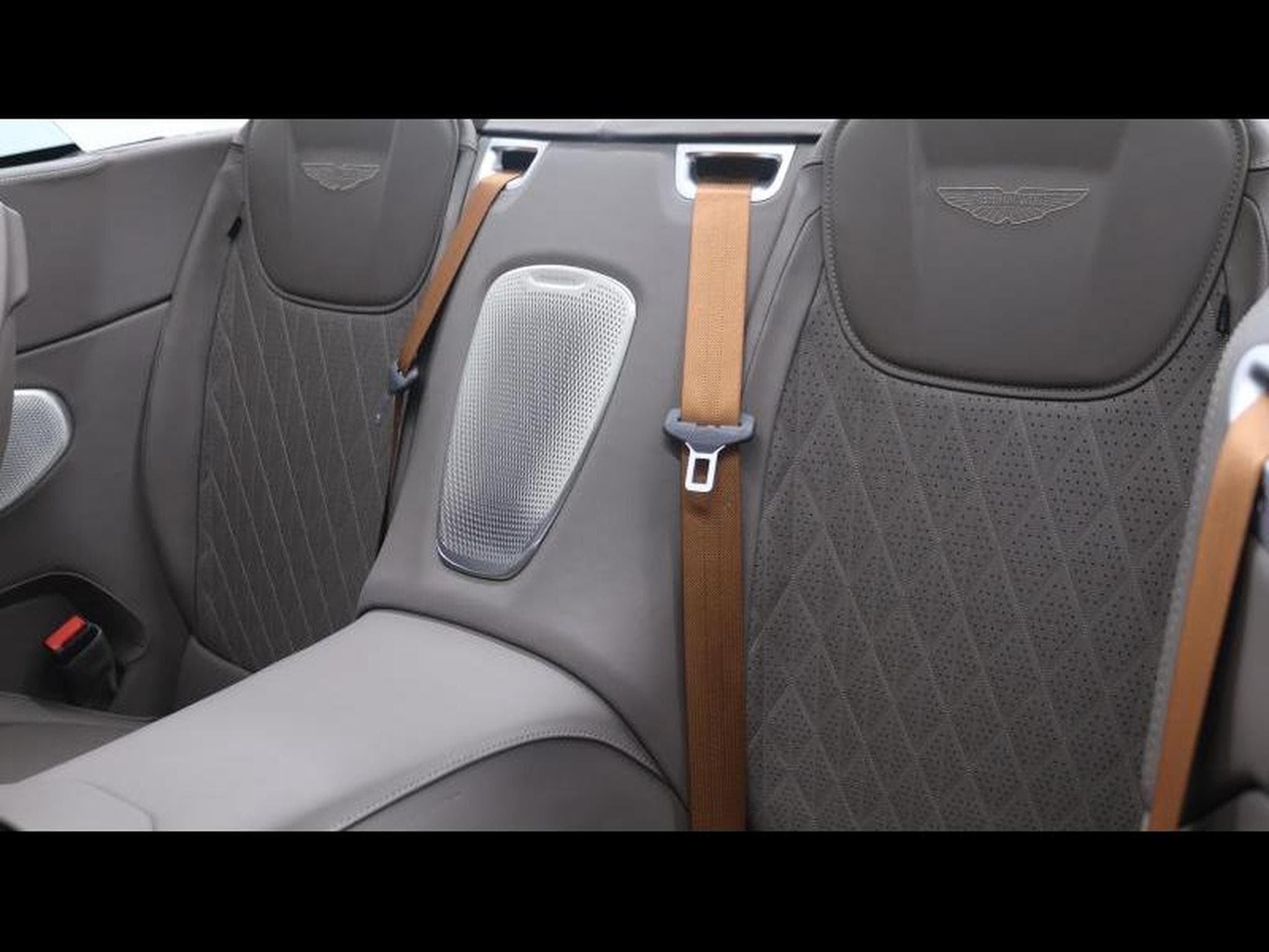 Aston-Martin DB12 V8 VOLANTE (2024) - Photo 26