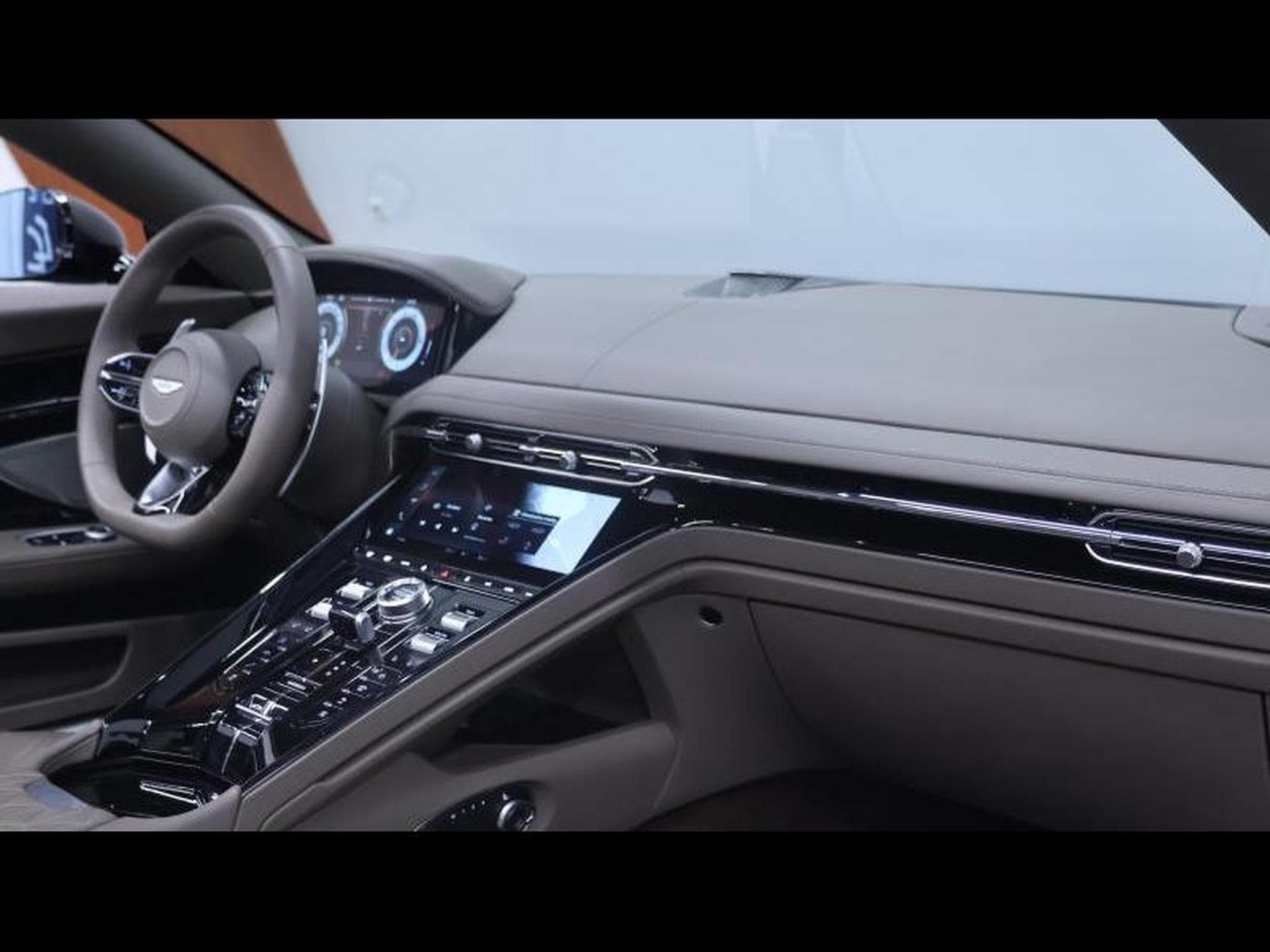 Aston-Martin DB12 V8 VOLANTE (2024) - Photo 29