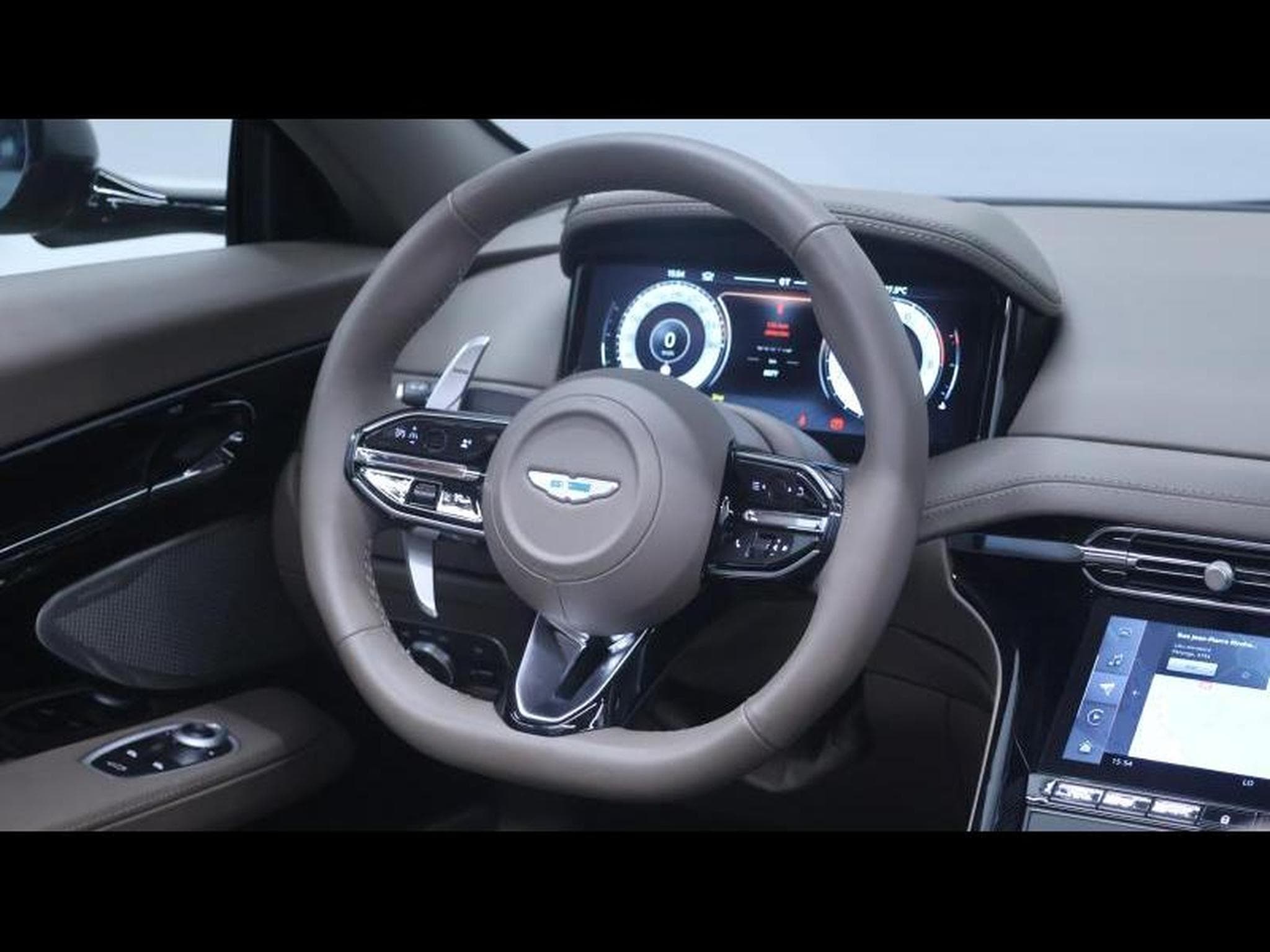 Aston-Martin DB12 V8 VOLANTE (2024) - Photo 30
