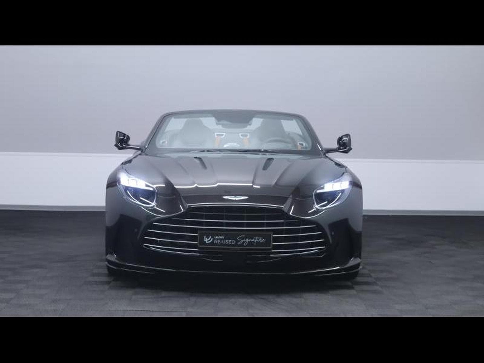 Aston-Martin DB12 V8 VOLANTE (2024) - Photo 4