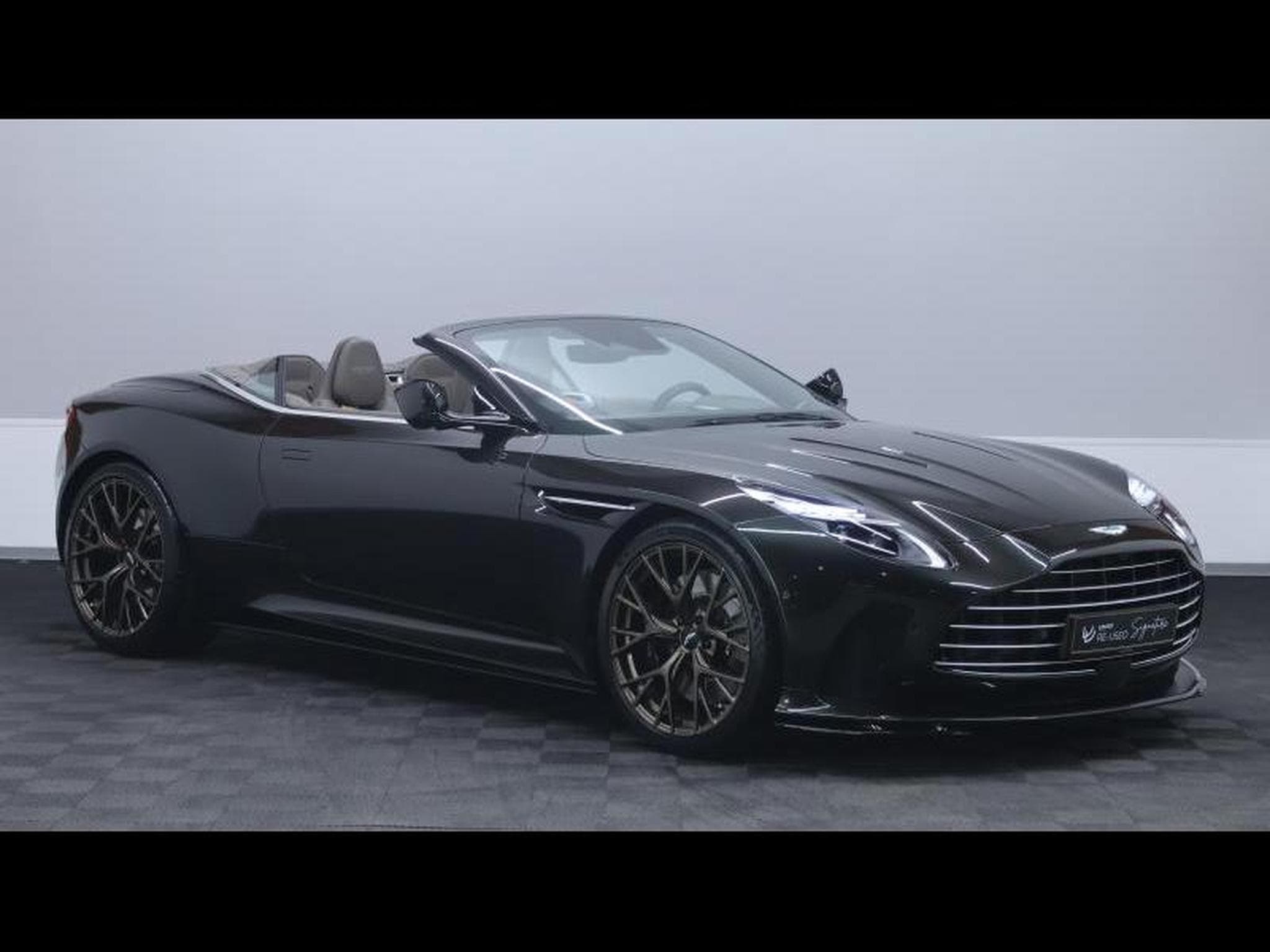 Aston-Martin DB12 V8 VOLANTE (2024) - Photo 6