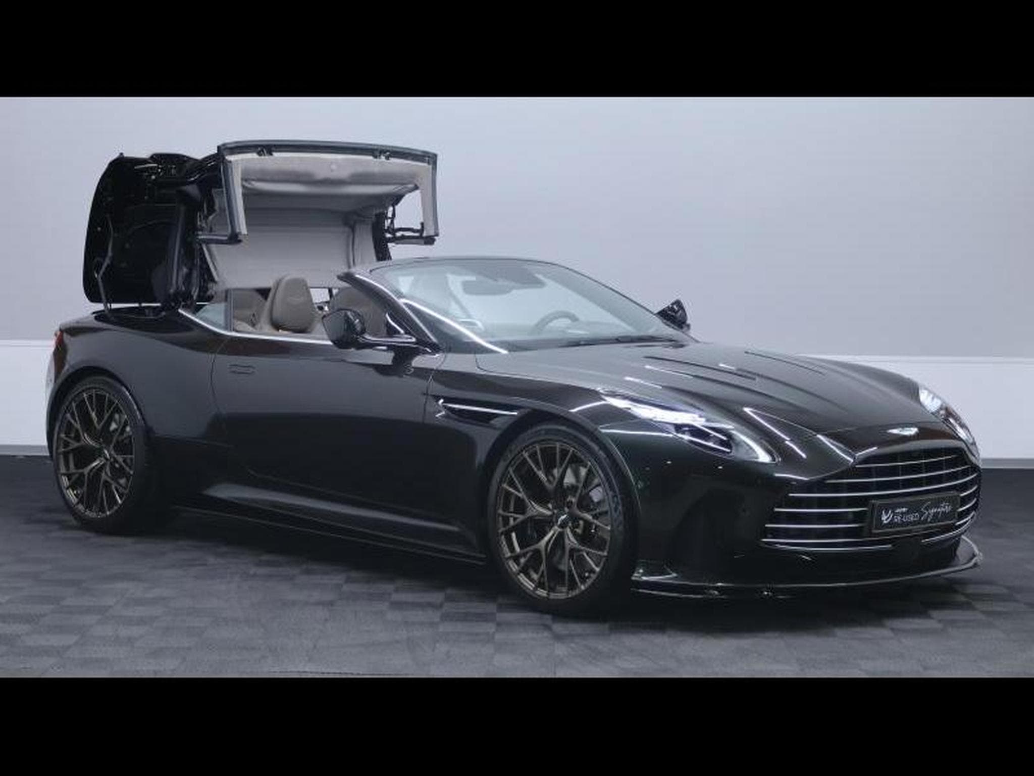 Aston-Martin DB12 V8 VOLANTE (2024) - Photo 7