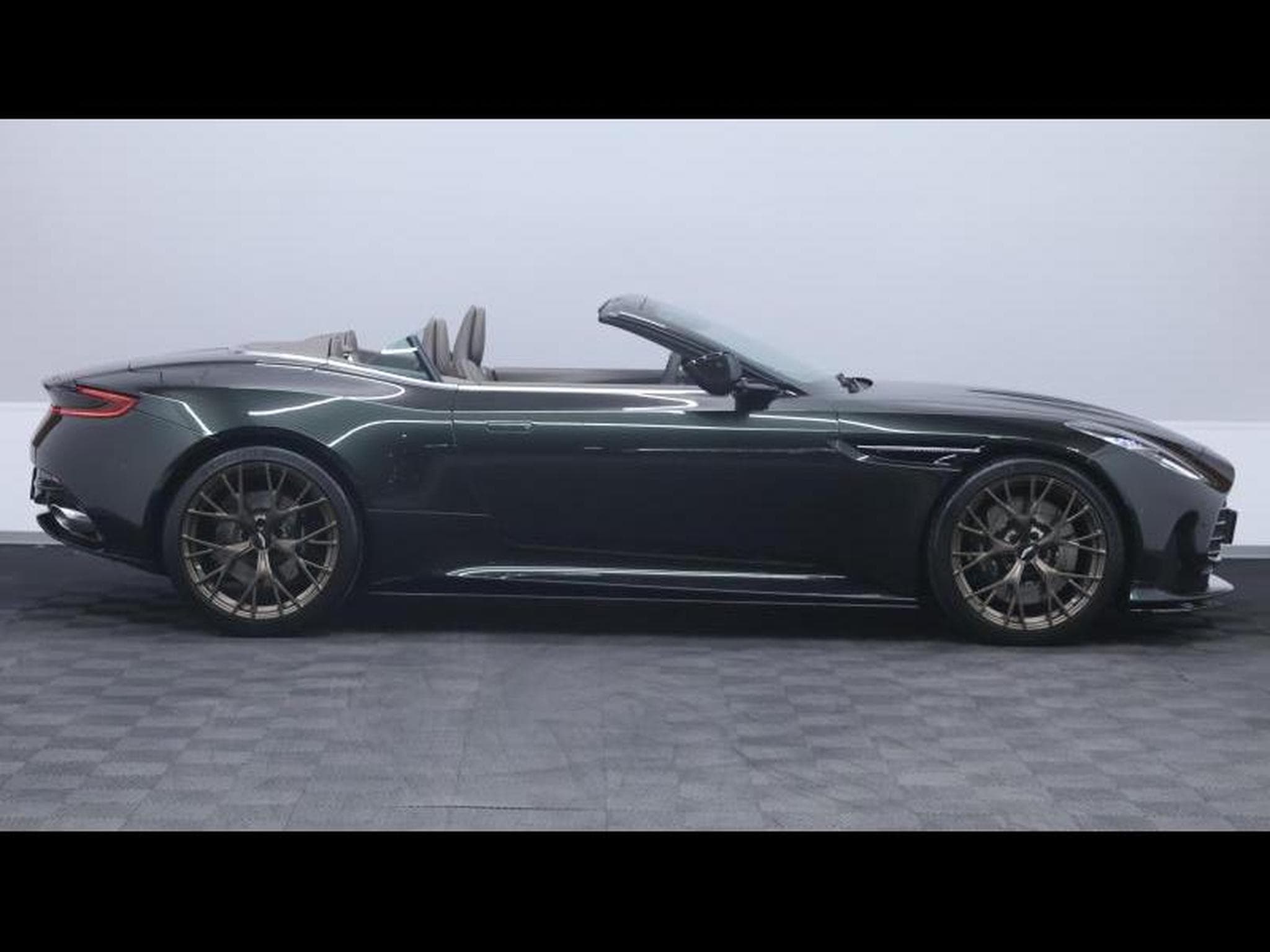 Aston-Martin DB12 V8 VOLANTE (2024) - Photo 9