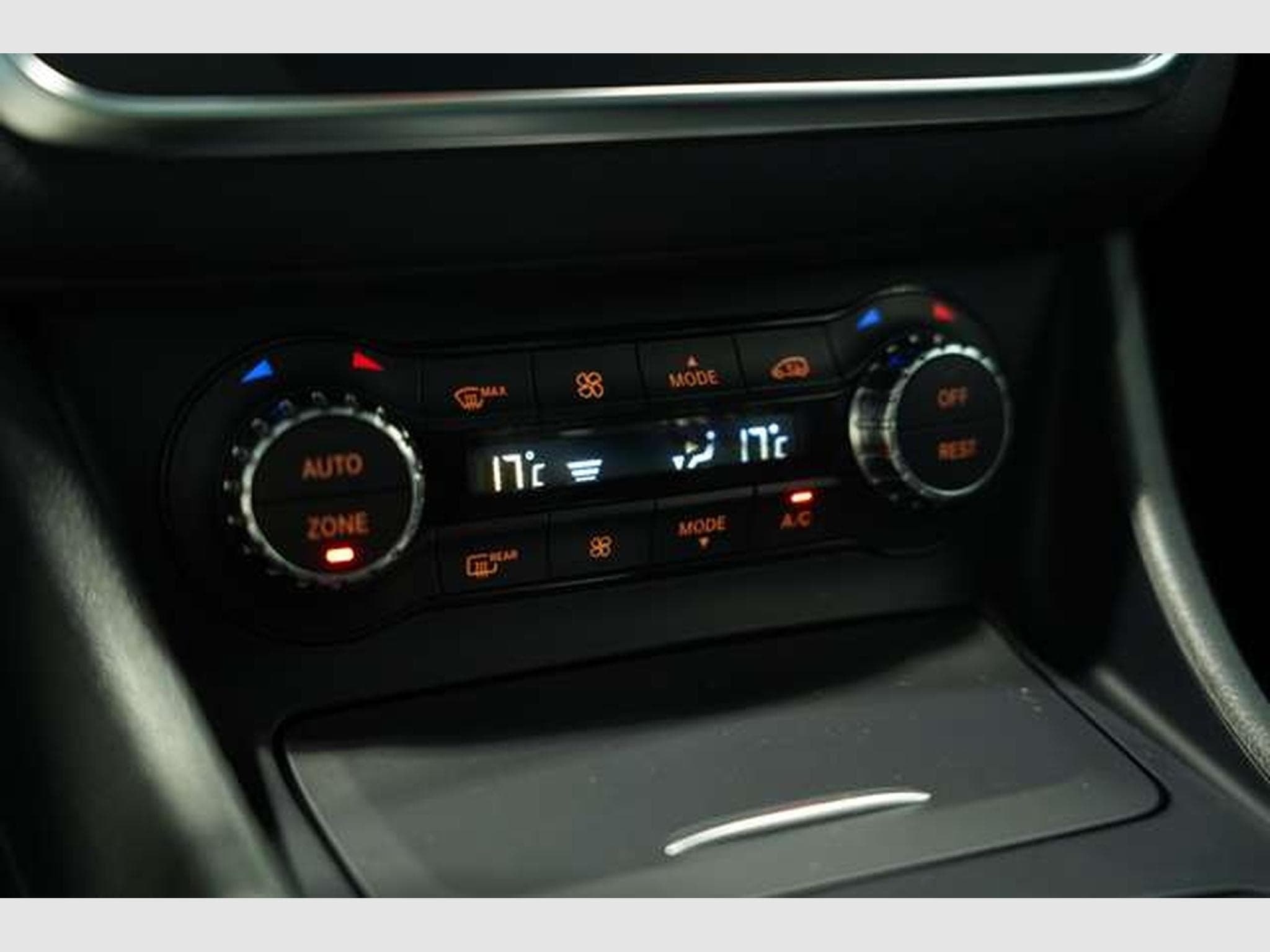 Mercedes CLA 200 2.H *Pano *H&K*Memory*ACC (2015) - Photo 33