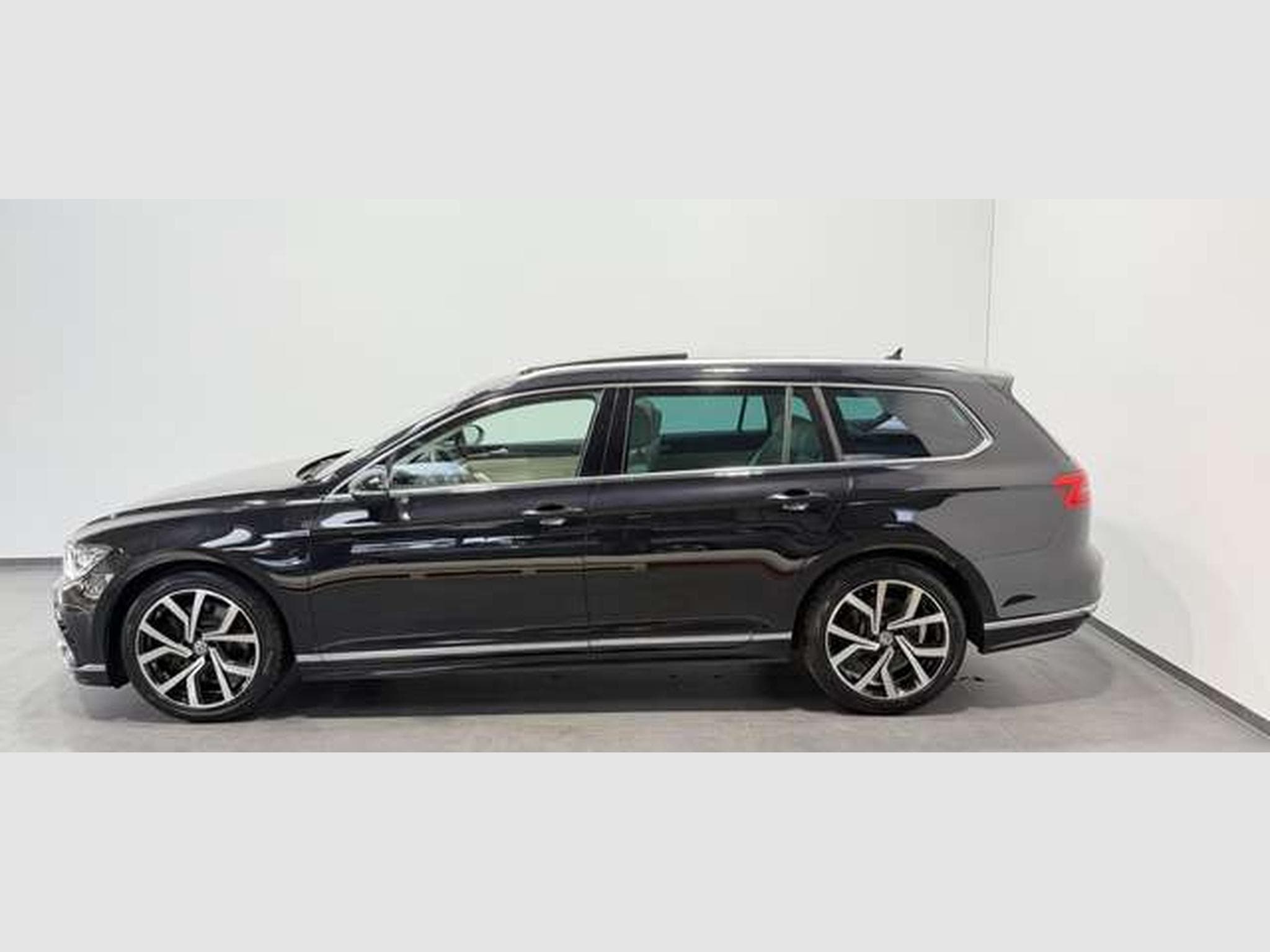 VW Passat R Line 4M *19''*Digital*ACC*H-UP*AHK*Pano (2016) - Photo 3
