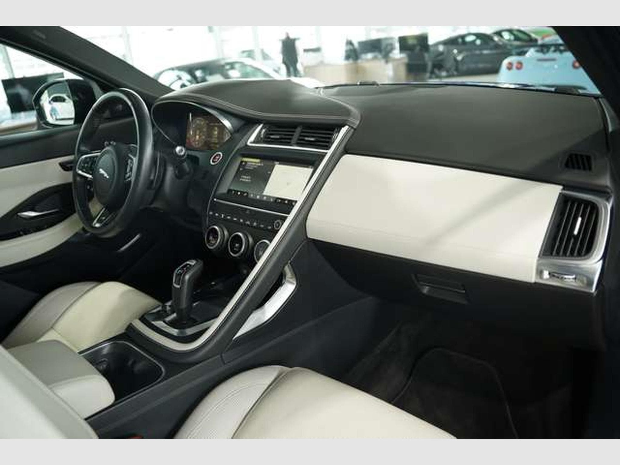 Jaguar E-Pace R-Dynamic HSE AWD *2. HD *Pano *H-UP *Memory (2018) - Photo 22