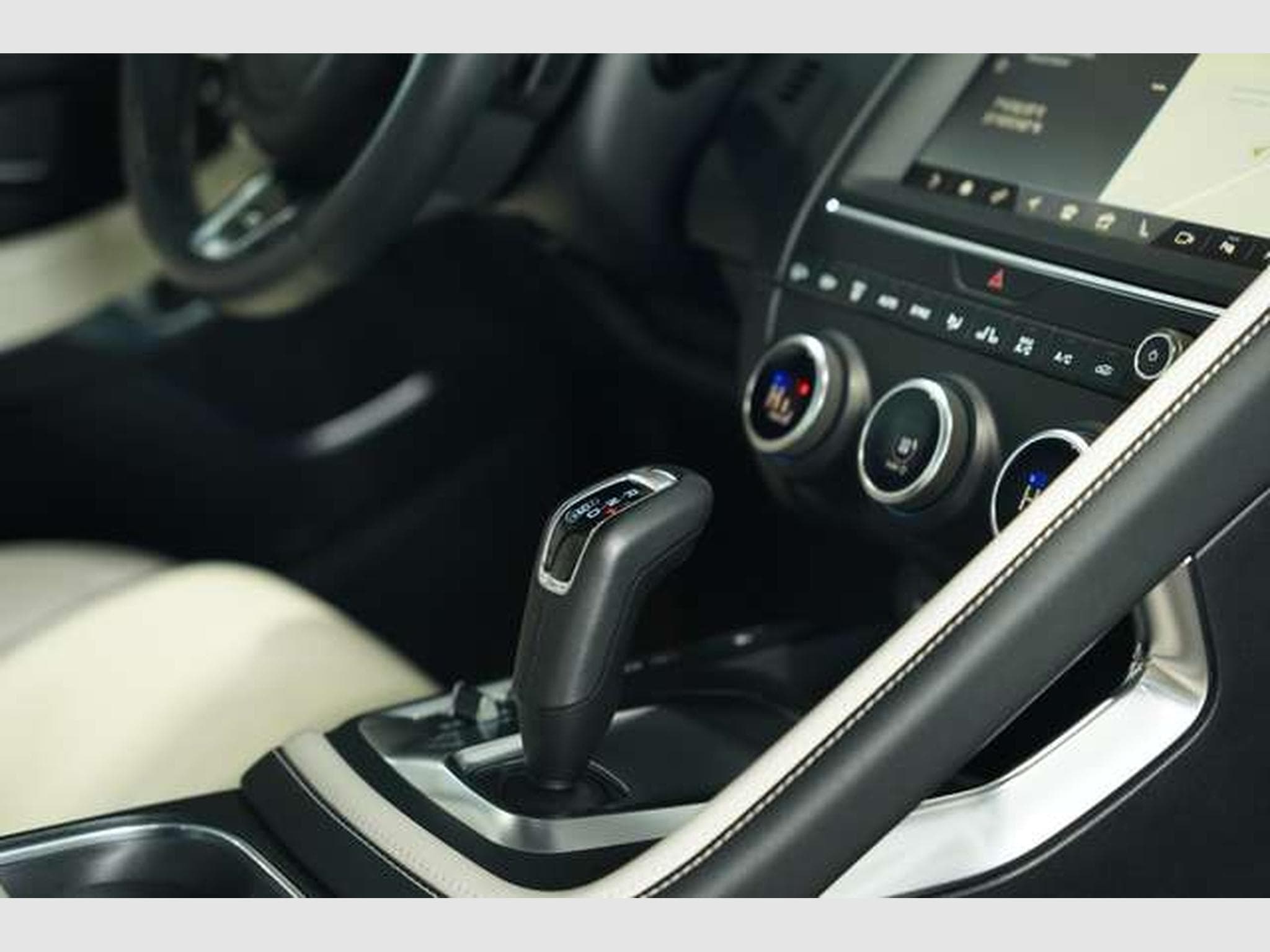 Jaguar E-Pace R-Dynamic HSE AWD *2. HD *Pano *H-UP *Memory (2018) - Photo 23