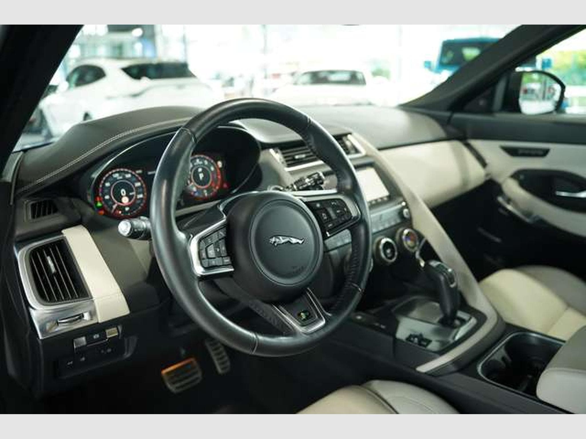 Jaguar E-Pace R-Dynamic HSE AWD *2. HD *Pano *H-UP *Memory (2018) - Photo 32