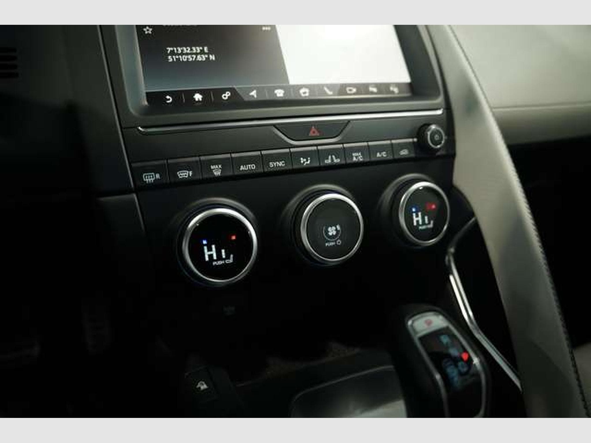 Jaguar E-Pace R-Dynamic HSE AWD *2. HD *Pano *H-UP *Memory (2018) - Photo 34