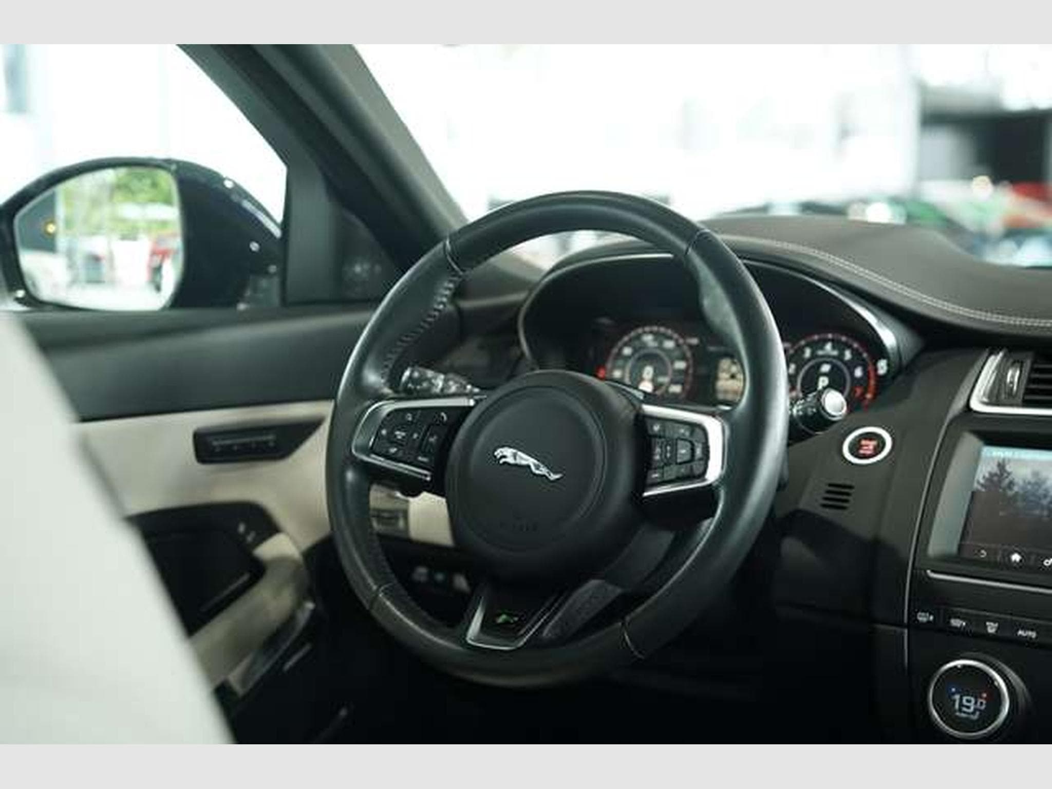 Jaguar E-Pace R-Dynamic HSE AWD *2. HD *Pano *H-UP *Memory (2018) - Photo 47