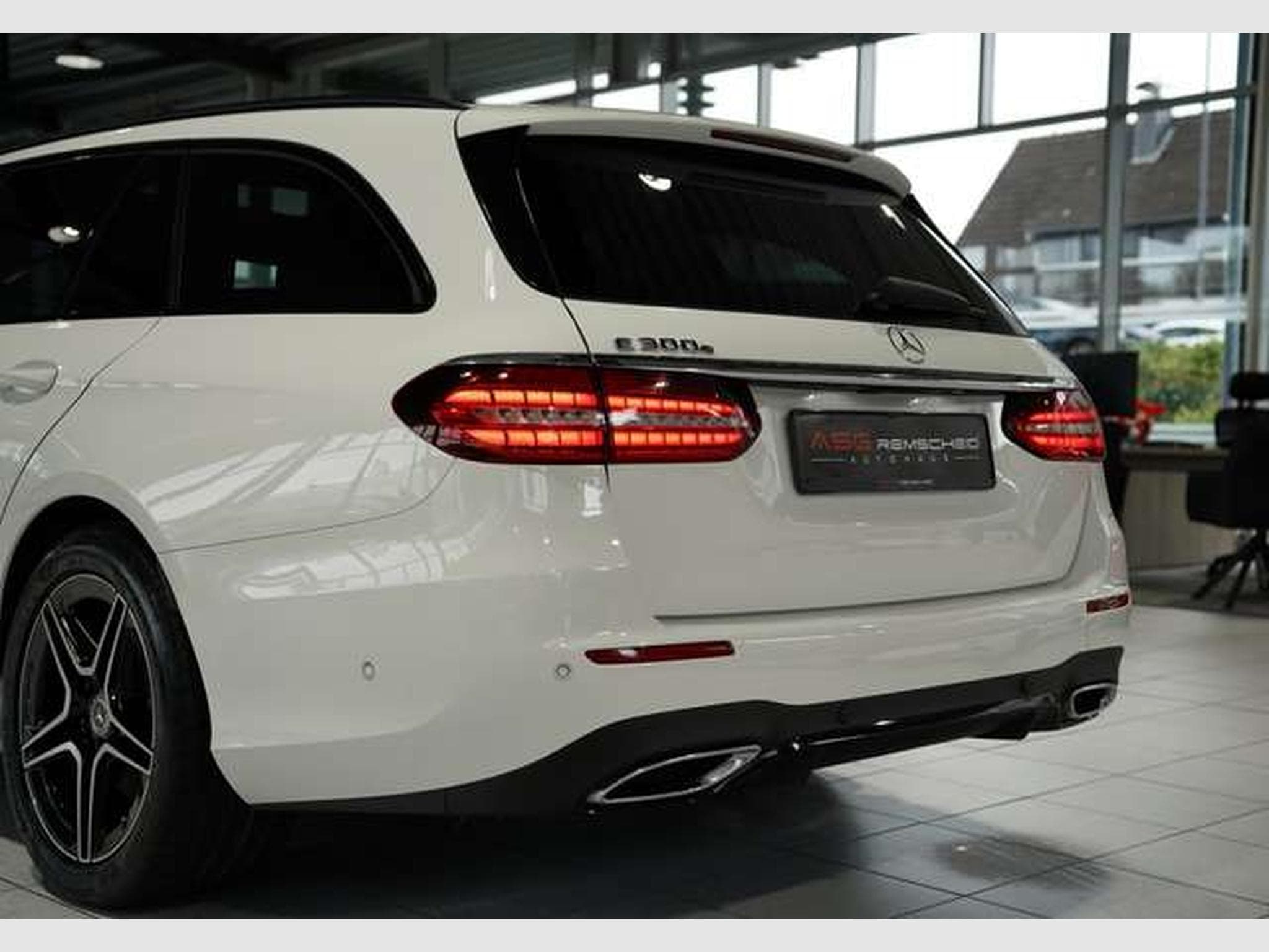 Mercedes E 300 e T AMG Line *Pano *BURM *Night (2021) - Photo 15