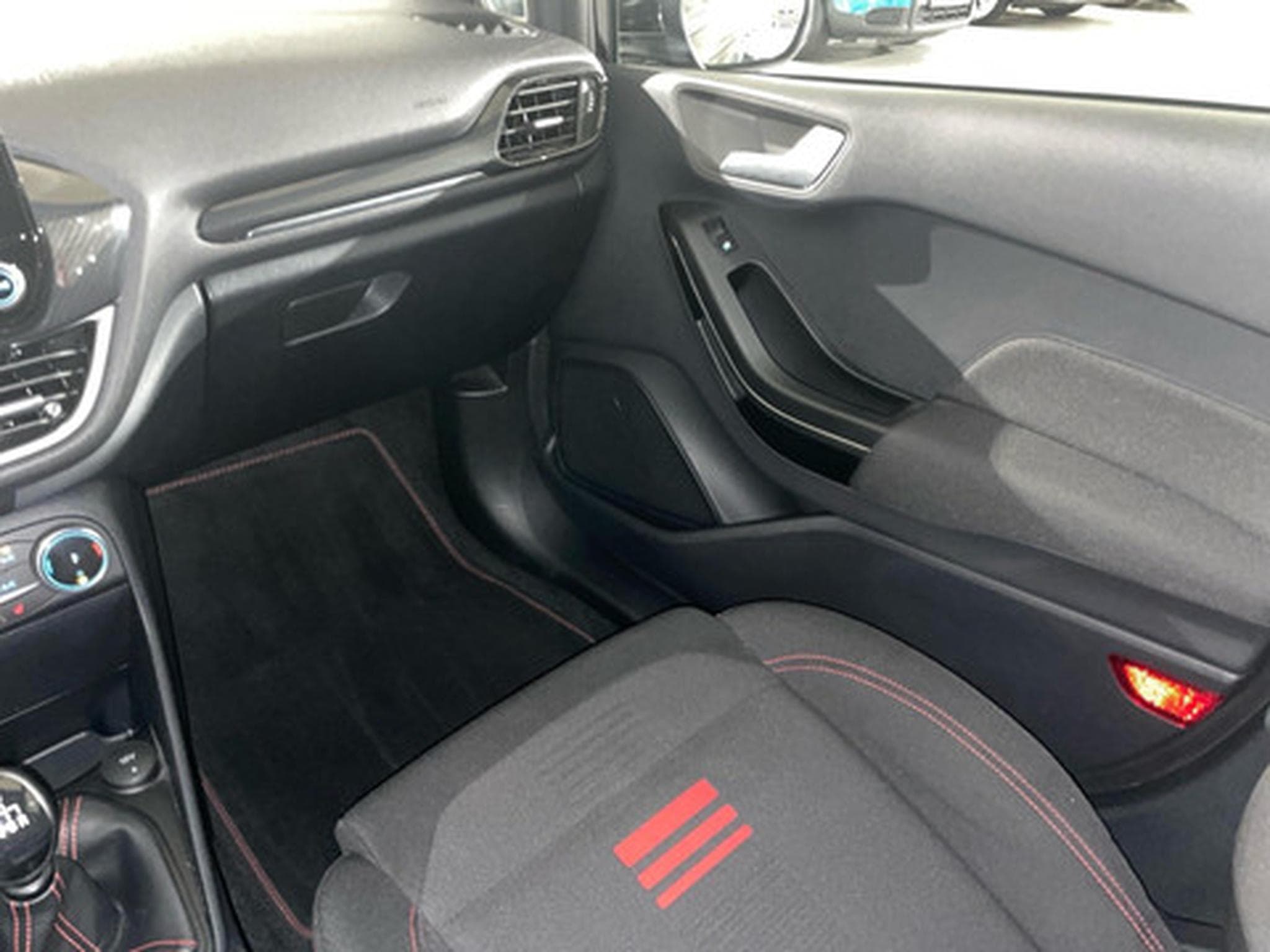 Ford Fiesta 1.0i EcoBoost 92kW DCT ST-Line (2022) - Photo 9