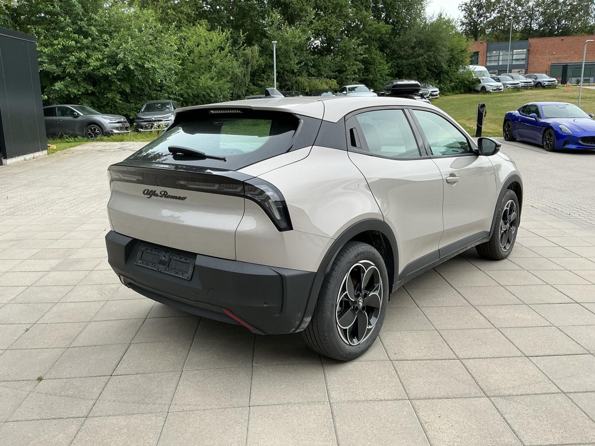 Alfa-Romeo Junior 54 kWh *1 phase charging (2025) - Photo 3
