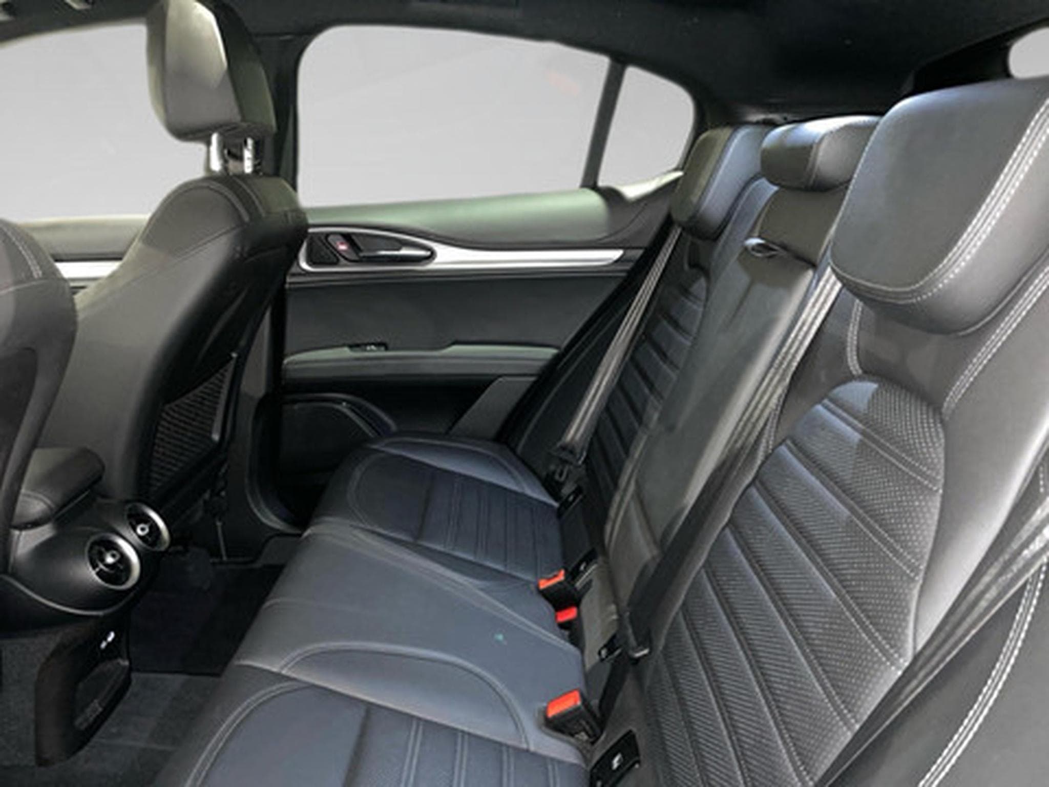 Alfa-Romeo Stelvio 2.2 MJD 210 Q4 Veloce (2023) - Photo 11